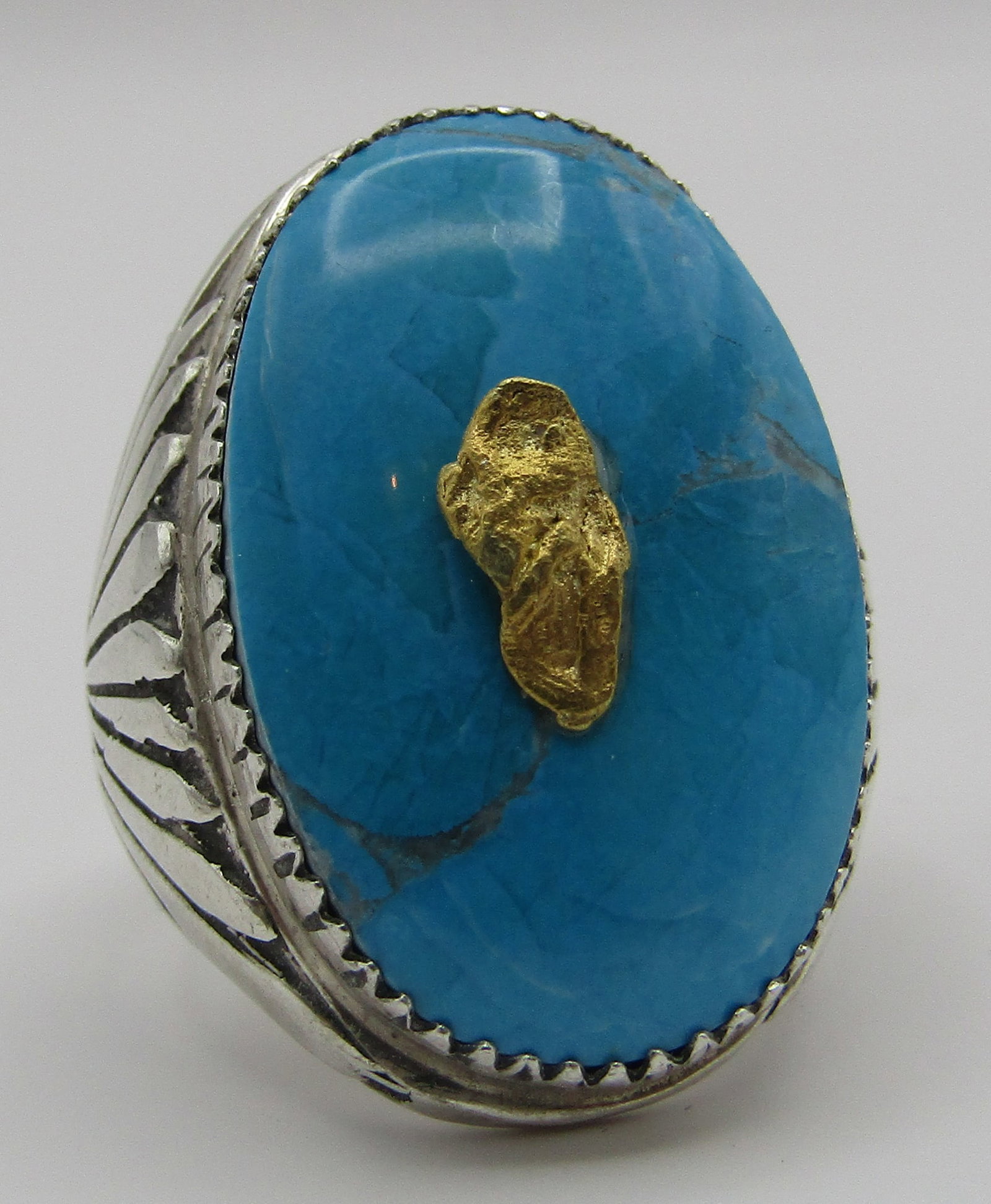 22K GOLD NUGGET & TURQUOISE RING STERLING SILVER: HUGE SIZE 12 RING WITH GENUINE 22K GOLD NUGGET. HALLMARKED WITH A BROKEN ARROW & STERLING. VINTAGE ESTATE NATIVE AMERICAN SOUTHWEST NAVAJO INDIAN JEWELRY. GEM TURQUOISE MEASURES 1 1/4 INCH BY 3/4 INCH