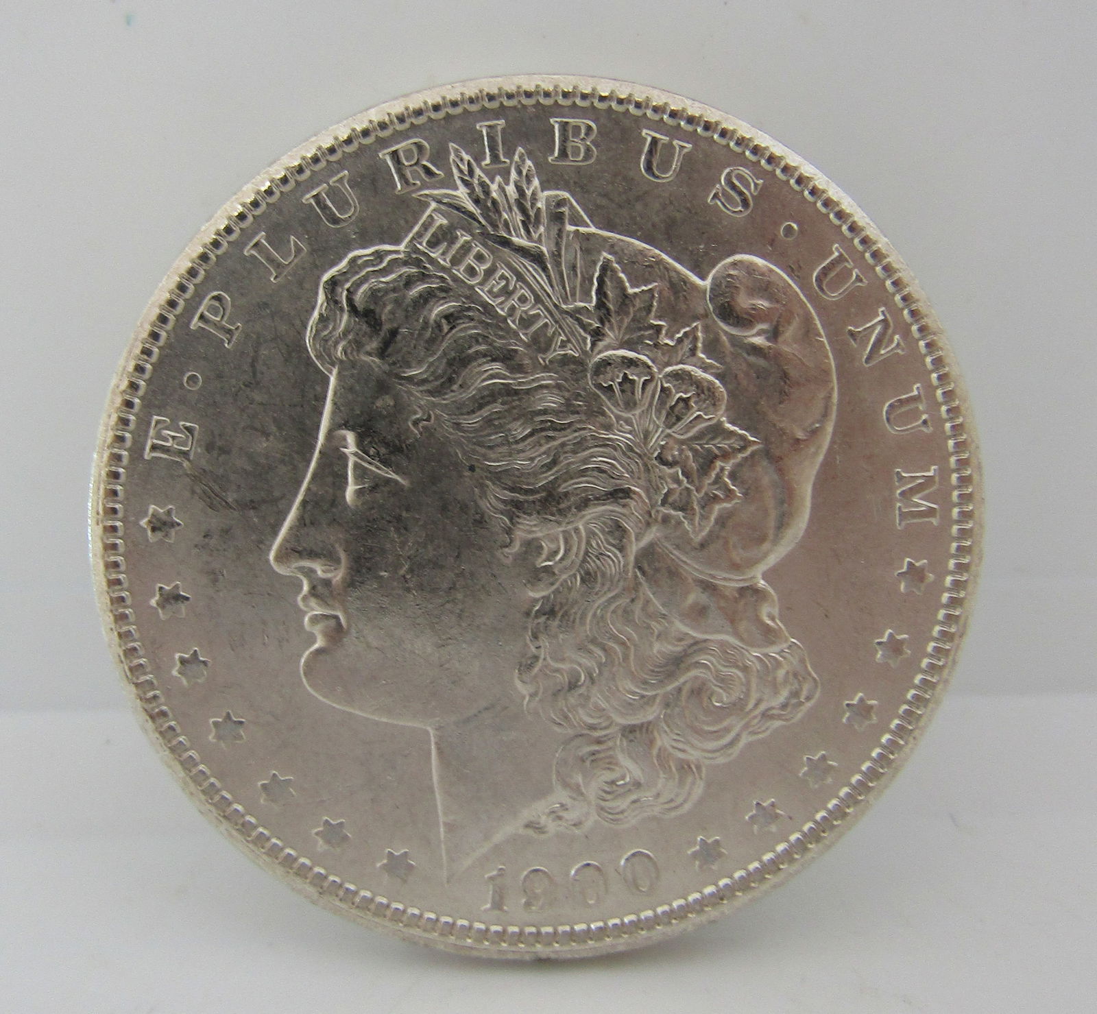 1900 MORGAN SILVER DOLLAR COIN UNC (1 of 2)