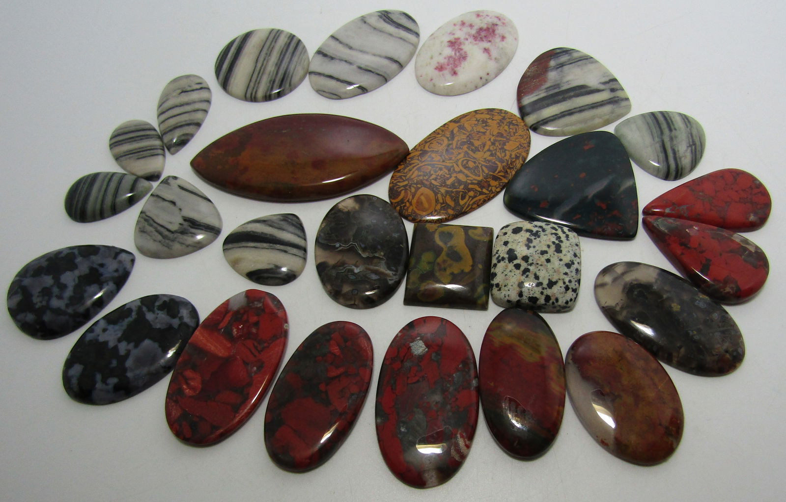 POLISHED AGATE COLLECTION 1256 CARATS GEMSTONES (1 of 2)