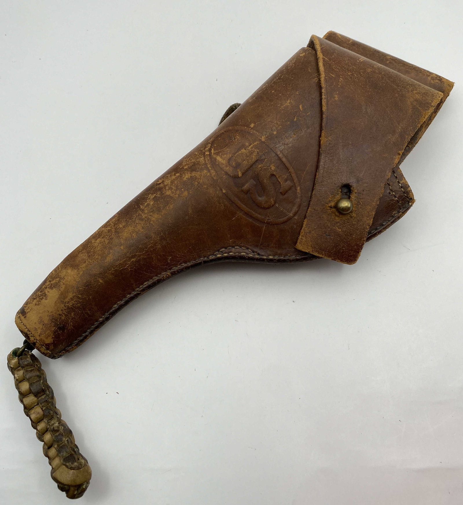 1918 WORLD WAR I US ARMY LEATHER HOLSTER 45: GENUINE HOLSTER FROM 1918 WWI. MARKED G & K 1918 A.G. FITS A LARGE REVOLVER, SPECIFICALLY M1917 SMITH WESSON OR COLT. LIKELY AN OFFICER'S. HAS BRAIDED LEATHER STRAP. SHOWS WEAR. MEASURES 9" FROM THE B