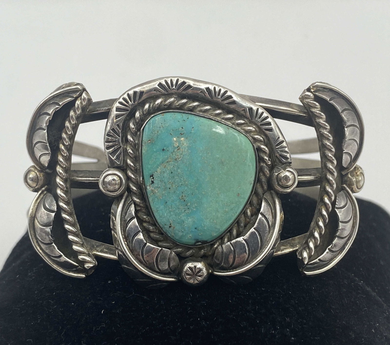 41 GRAM STERLING TURQUOISE NAVAJO CUFF BRACELET (1 of 5)