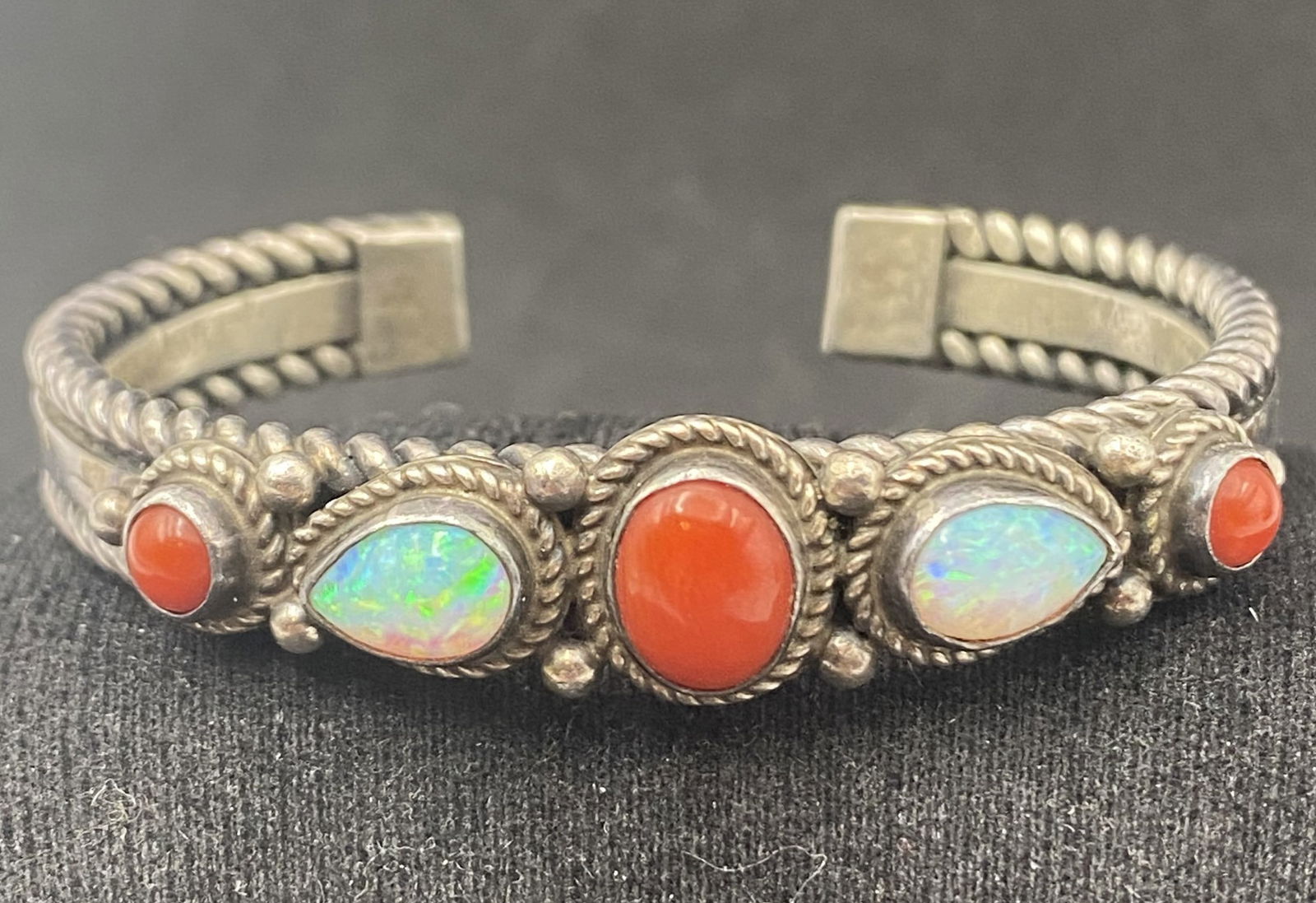 "JF" NAVAJO STERLING RED CORAL OPAL BRACELET 36 GR (1 of 5)