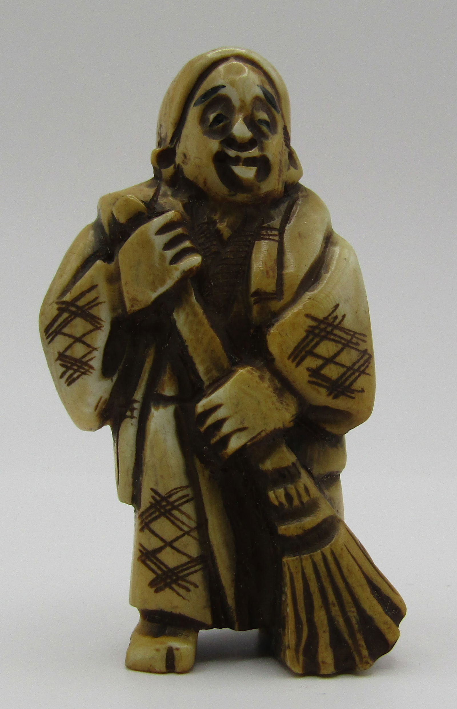 ARTIST SIGNED & CARVED NETSUKE OF AN ELDER W BROOM (1 of 3)