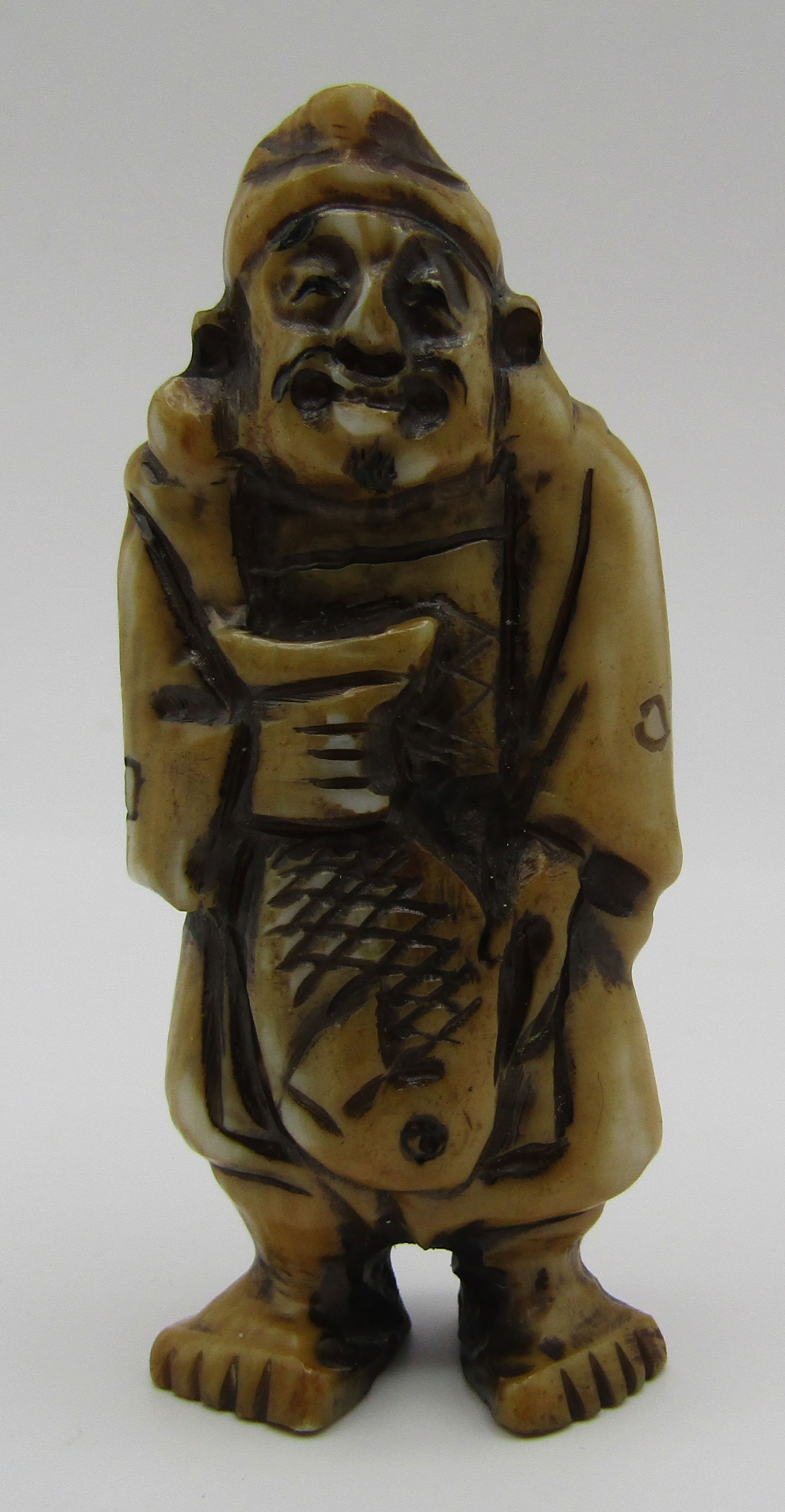 ARTIST SIGNED & CARVED NETSUKE OF AN ELDER W FISH (1 of 3)