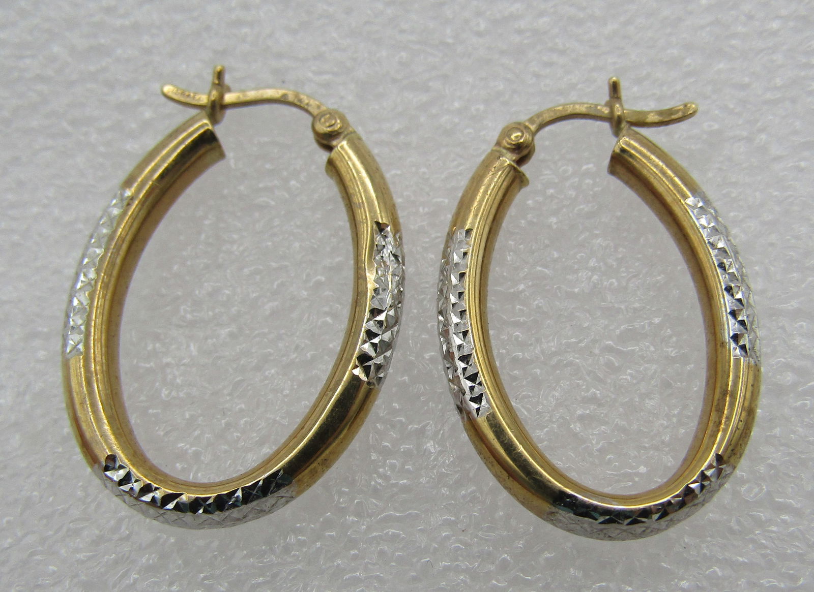 14K WHITE & YELLOW GOLD HOOP EARRINGS DIAMOND CUT (1 of 3)