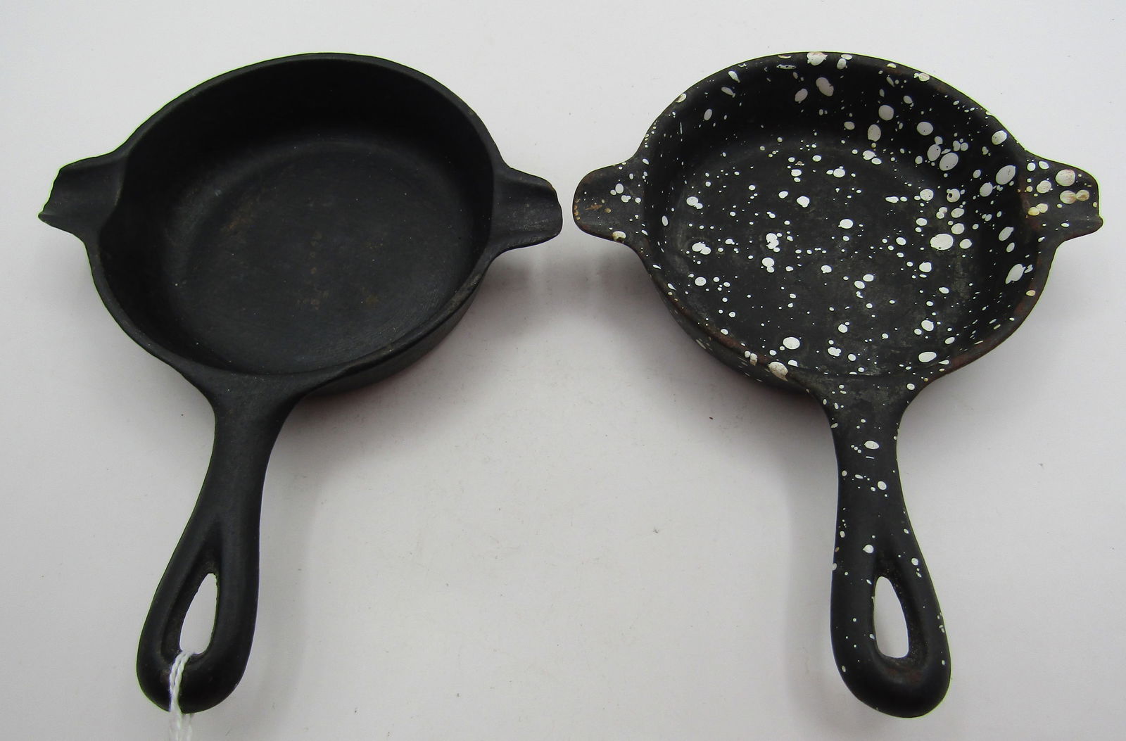 2 MINI WAGNER WARE CAST IRON SKILLETS SPECKLED (1 of 4)