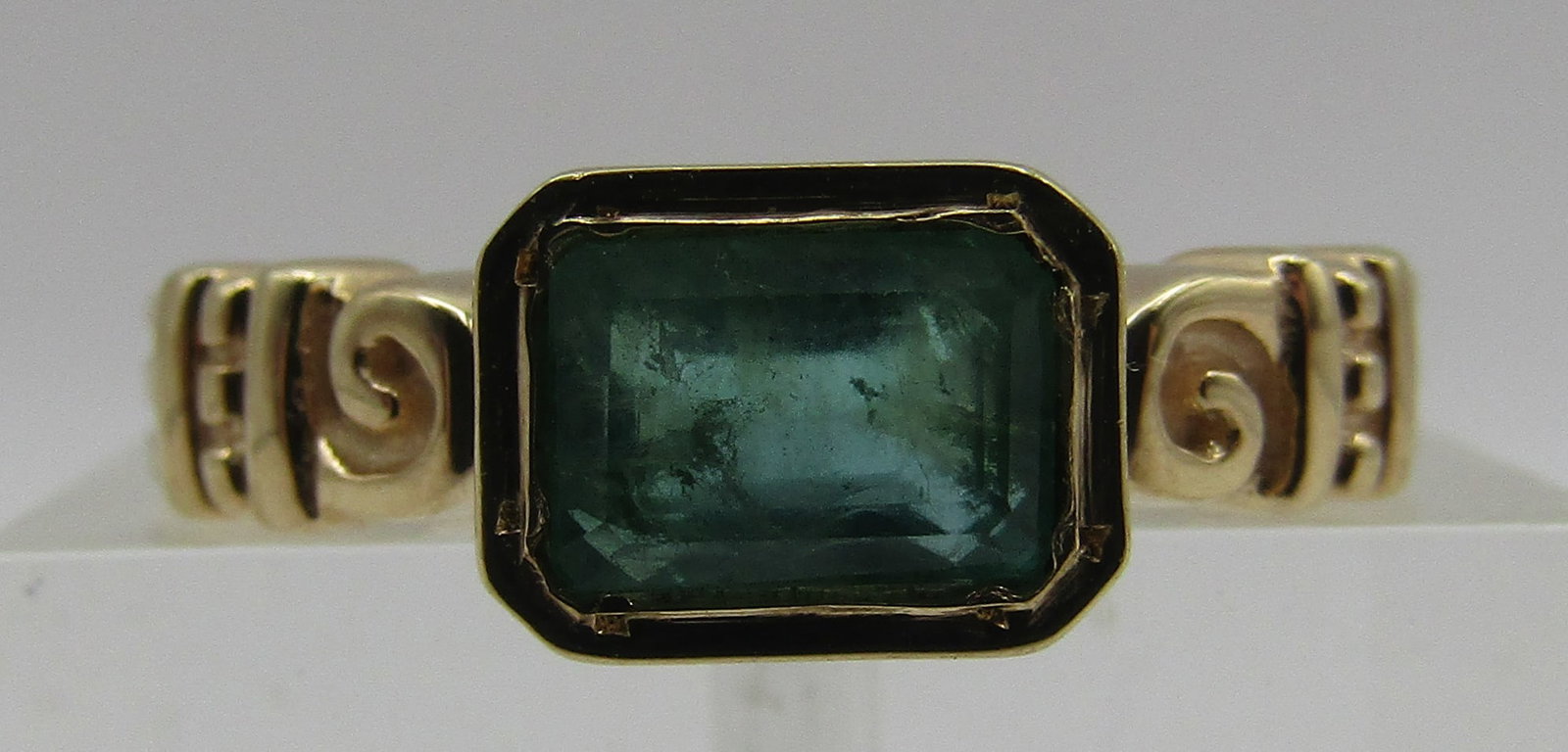 14K GOLD 1 CARAT EMERALD RING 14K GOLD SIZE 7: GENUINE NATURAL 1 CARAT COLUMBIAN EMERALD SET IN 14K YELLOW GOLD, RING SIZE 7 AND WEIGHS 4.8 GRAMS. SHIPPING $5.