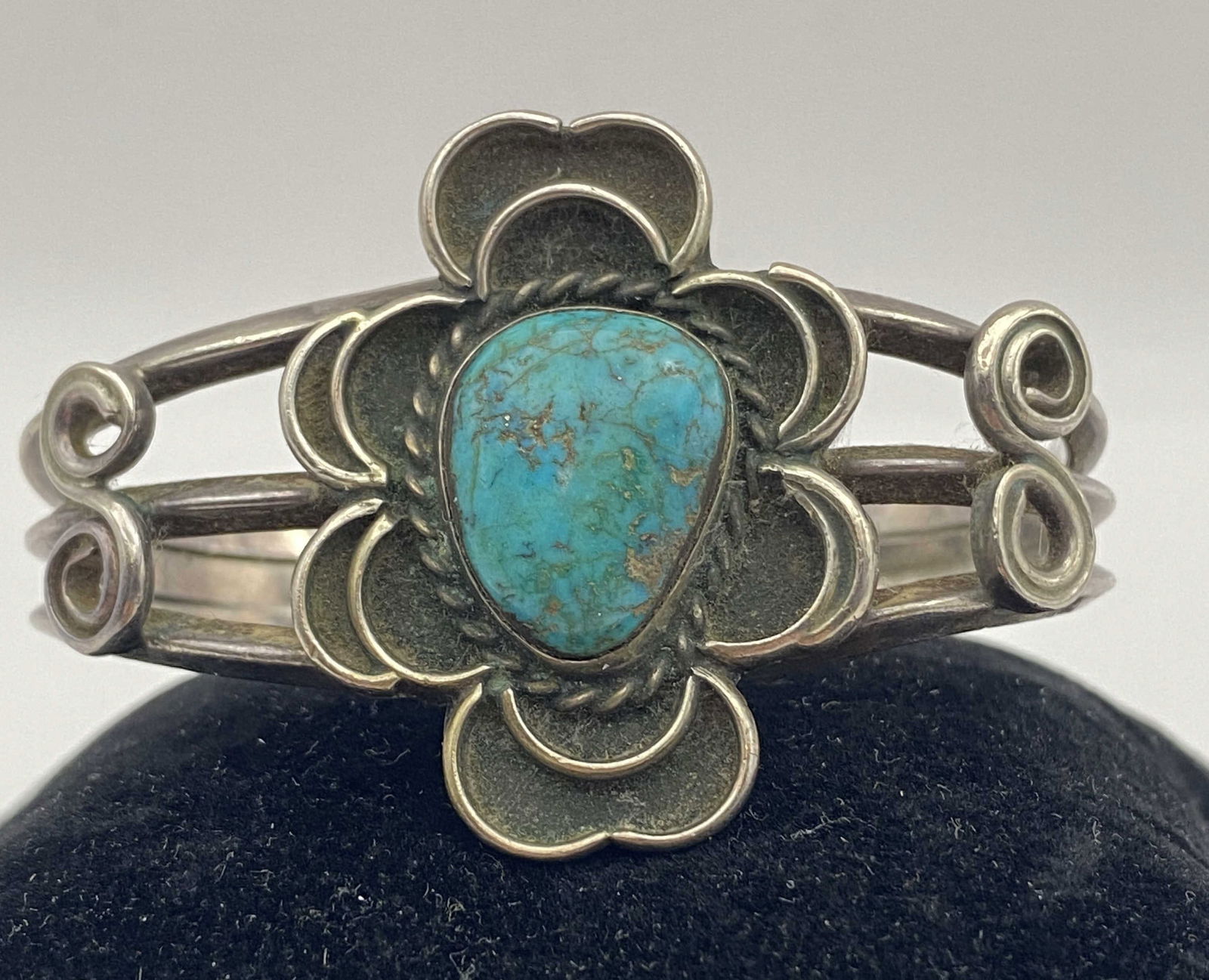 35 GRAM STERLING TURQUOISE NAVAJO BRACELET (1 of 3)