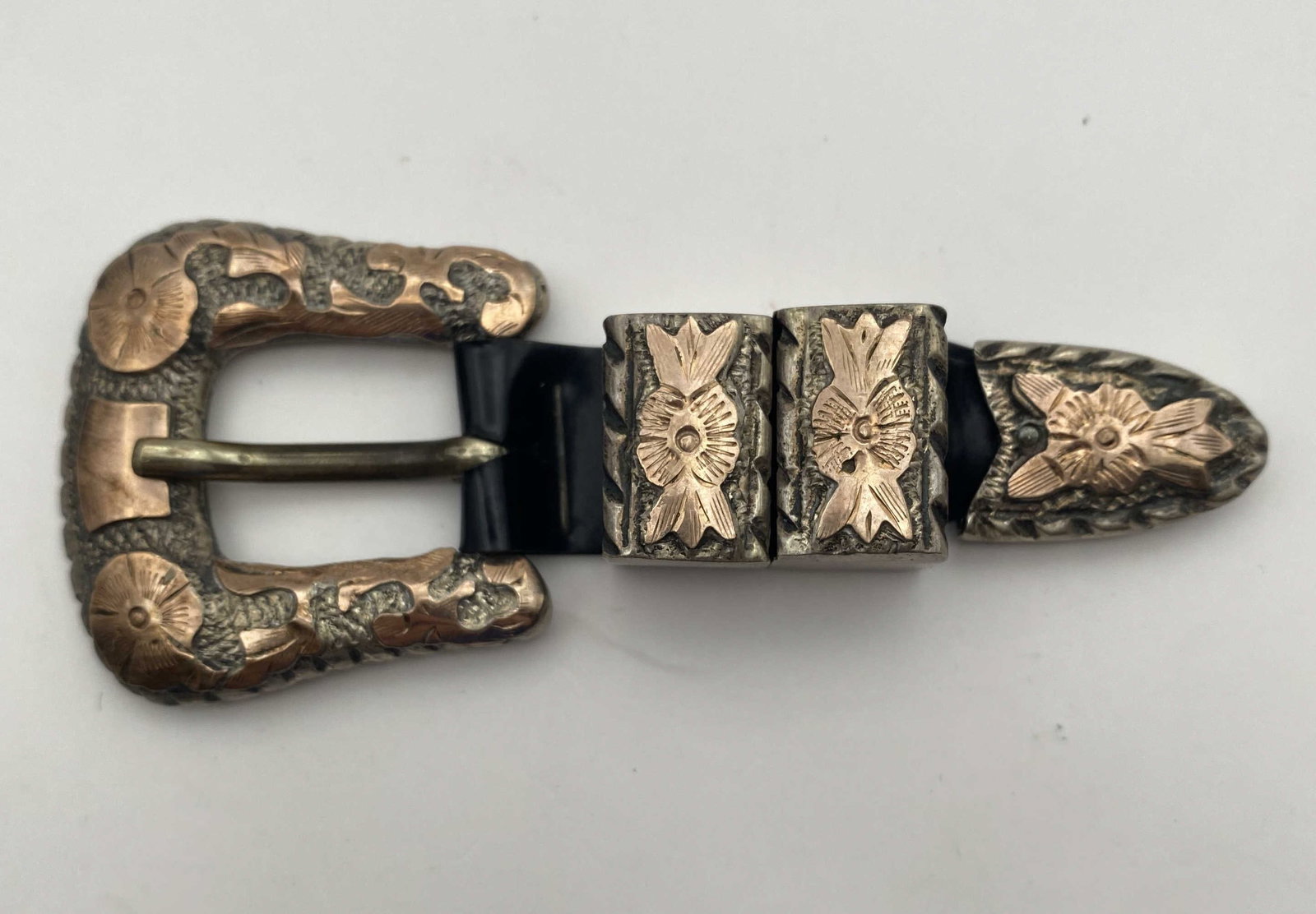 VINTAGE "ALC" TAXCO GOLD SILVER RANGER BELT BUCKLE: VINTAGE MADE IN MEXICO GUADALAHARA GOLD ON STERLING BELT BUCKLE LOOPS AND END. SIGNED MARKED "ALC". TESTED STERLING SILVER. WEIGHS 48 GRAMS. BUCKLE IS 1.5" X 1.5", TOTAL LENGTH IS 3.75". FITS 5/8" LEA