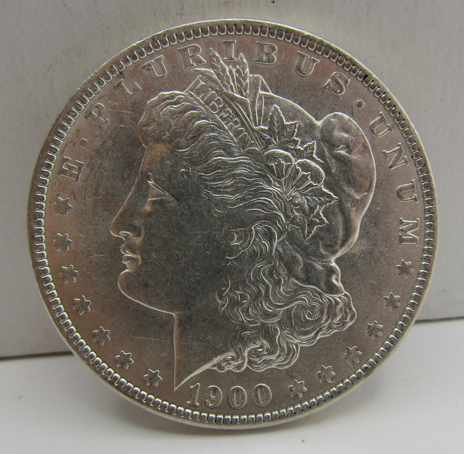 1900 UNC MORGAN US SILVER DOLLAR COIN (1 of 2)