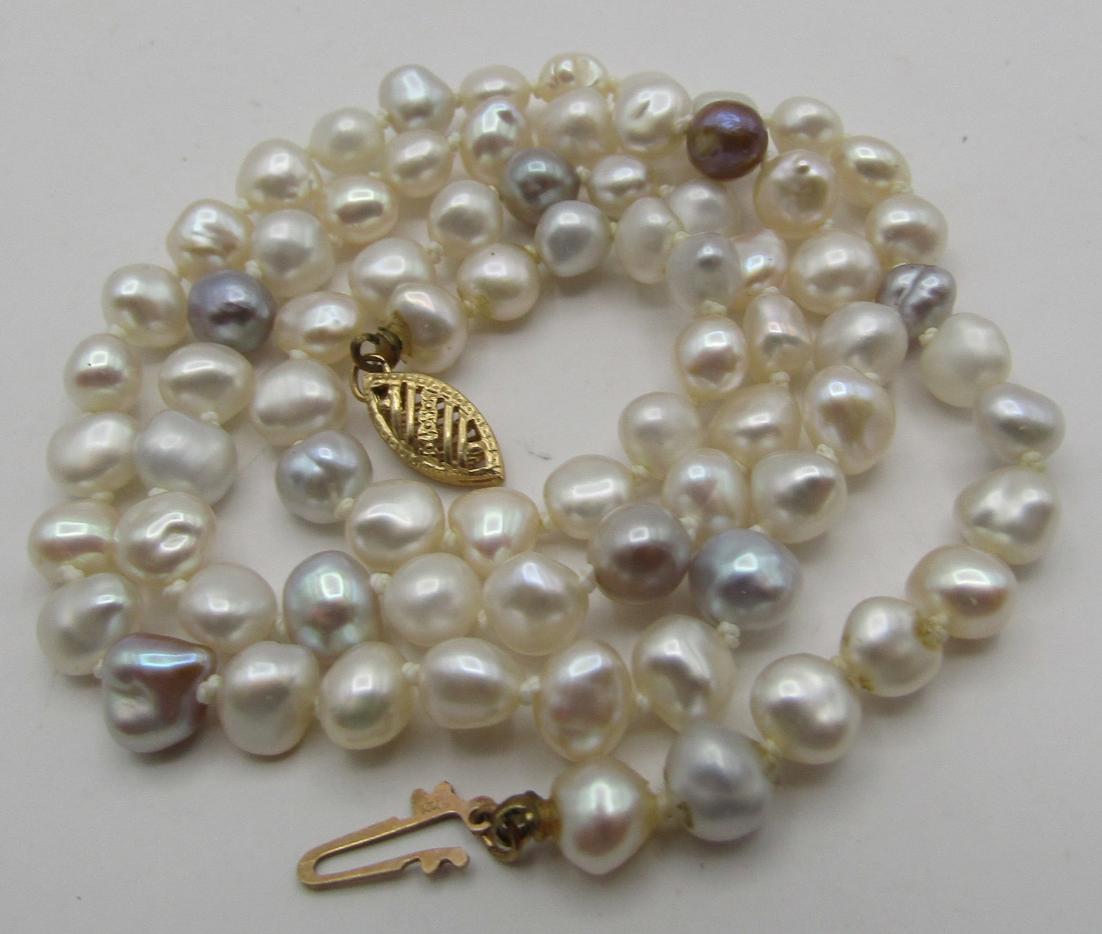 14K GOLD 19" CULTURED 6MM PEARL NECKLACE: VINTAGE ESTATE 19 INCH LONG 6MM CULTURED NECKLACE. WITH A 14K YELLOW GOLD FILIGREE CATCH. USA SHIPPING $5.