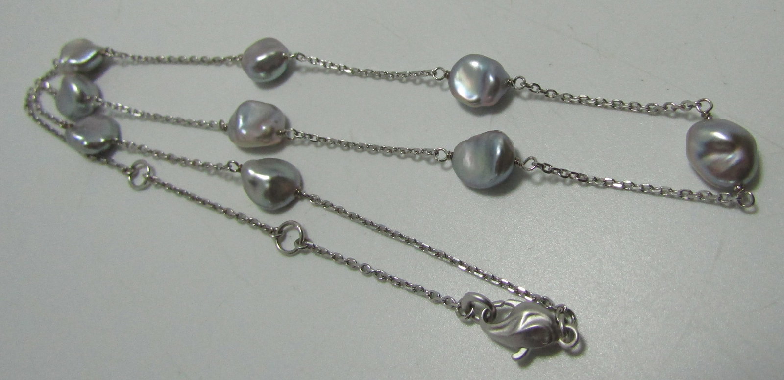 9MM GREY PEARL NECKLACE 19.5" STERLING SILVER: VINTAGE ESTATE GENUINE 9MM CULTURED BAROQUE PEARLS; HALLMARKED " 925". WEIGH 7.7 GRAMS. LINK CHAIN 19 1/2 INCHES LONG.. EXCELLENT CONDITION. USA SHIPPING $5.