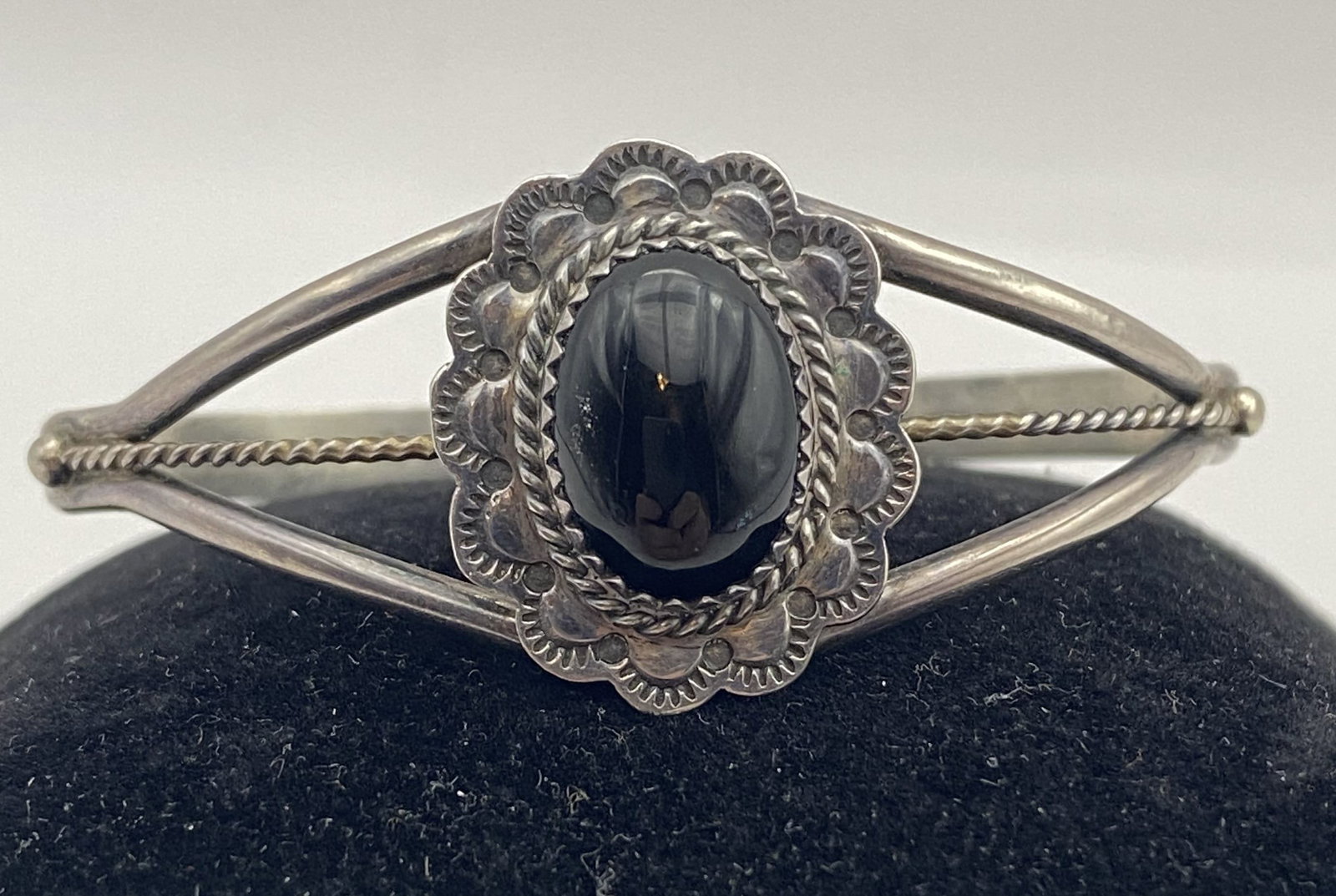 NATIVE AMERICAN STERLING ONYX BRACELET: NATIVE AMERICAN HANDMADE PIECE. UNSIGNED MARKED TESTED STERLING SILVER. FACE OF BRACELET IS 7/8". GAP IS 1.5" FLEXIBLE AND FITS 6.75" WRIST TOTAL. WEIGHS 10.2 GRAMS. USA SHIPPING $5.