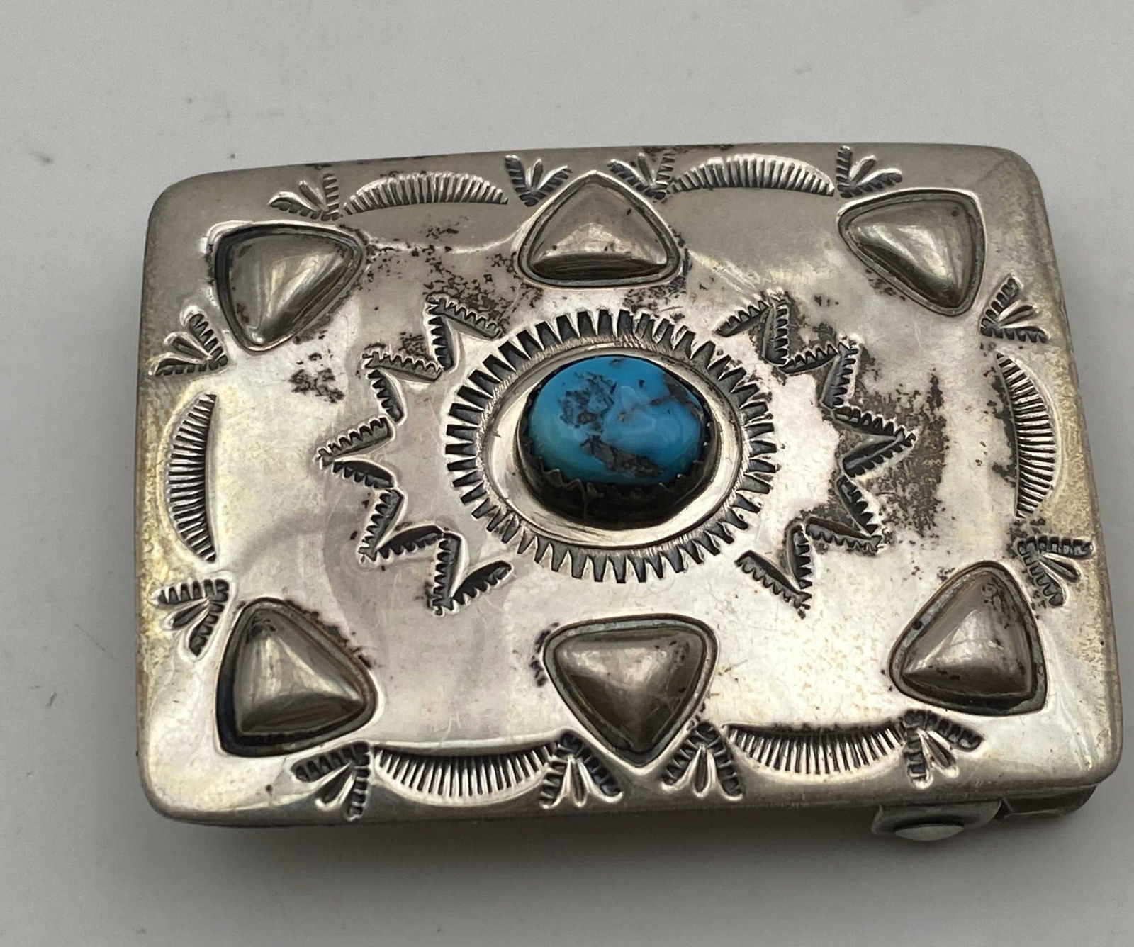 "RL" STERLING NAVAJO TURQUOISE BELT BUCKLE: NATIVE AMERICAN HANDMADE BELT BUCKLE. MARKED SIGNED TESTED STERLING SILVER. LIKELY RICHARD LONG OR ROB LIVINGSTON. WEIGHS 19.9 GRAMS. MEASURES 2" X 1.5" AND FITS A 1.25" LEATHER BELT. USA SHIPPING $5.