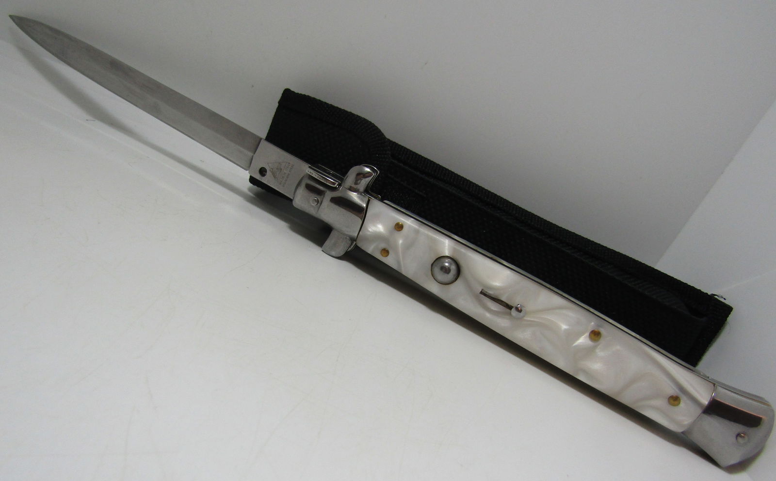 LARGE SWITCHBLADE KNIFE (1 of 4)