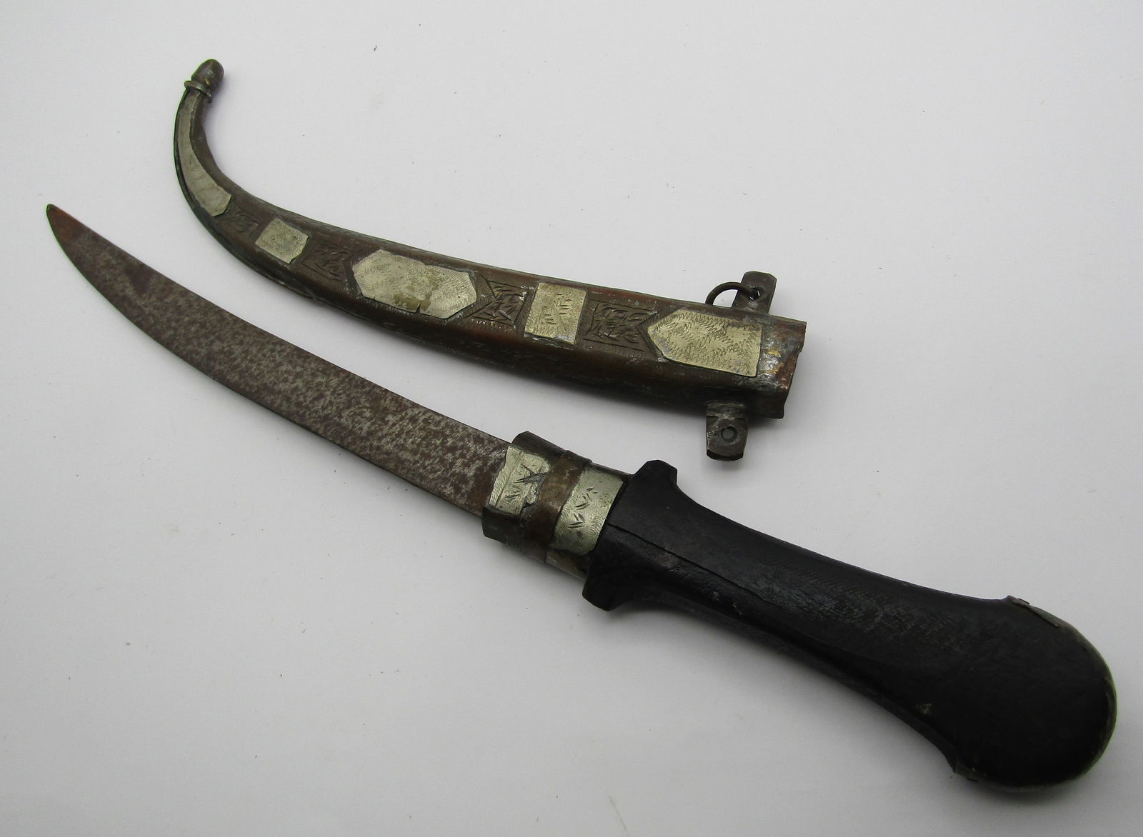 MIDDLE EASTERN ARAB DAGGER (1 of 4)
