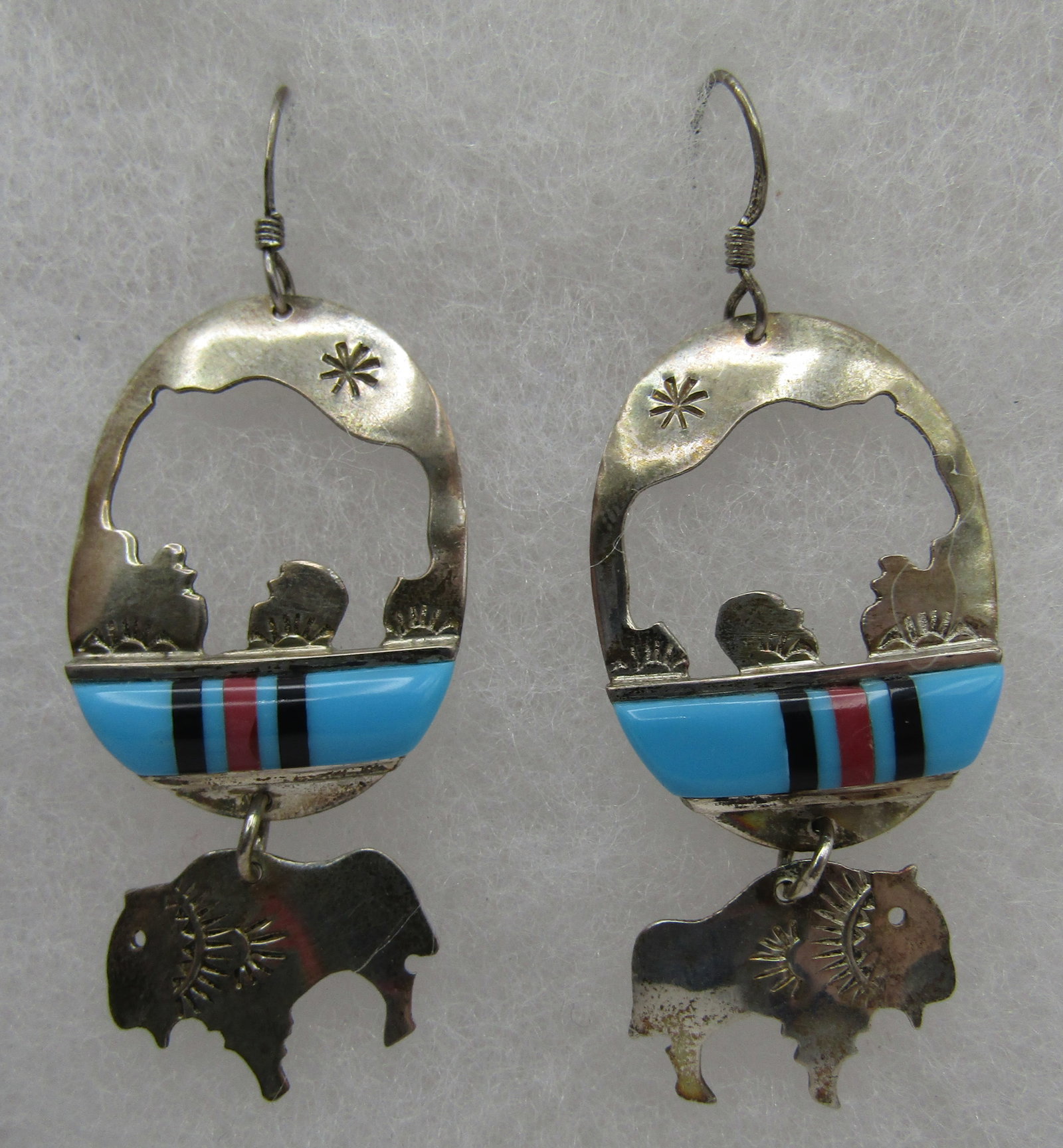 MAHOOTY TURQUOISE BUFFALO EARRINGS STERLING SILVER: HALLMARKED WITH A JAGGED ARROW & "STERLING" RANDY MAHOOTY . VINTAGE ESTATE NATIVE AMERICAN SOUTHWEST ZUNI INDIAN JEWELRY. MEASURE 2" LONG BY 22MM. WEIGH 5.7 GRAMS. EXCELLENT CONDITION. USA SHIPPING $5