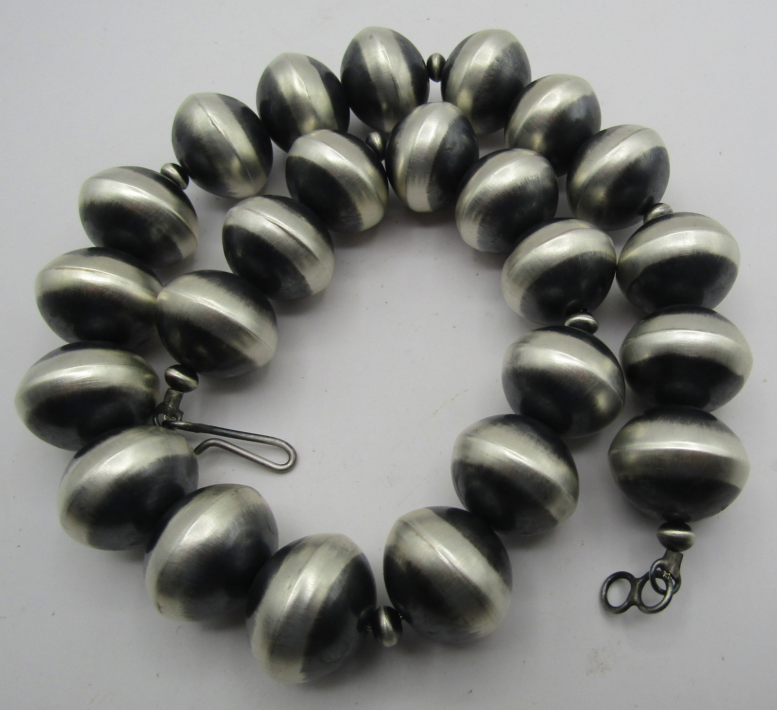 TONISHA HALEY 25MM NAVAJO PEARL NECKLACE STERLING: 22 INCH LONG STRAND OF 25MM STERLING SILVER BEADS. ARTIST HALLMARKED "T H" TONISHA HALEY. NATIVE AMERICAN SOUTHWEST NAVAJO INDIAN JEWELRY. WEIGHS 123.2 GRAMS. EXCELLENT CONDITION. USA SHIPPING $5.