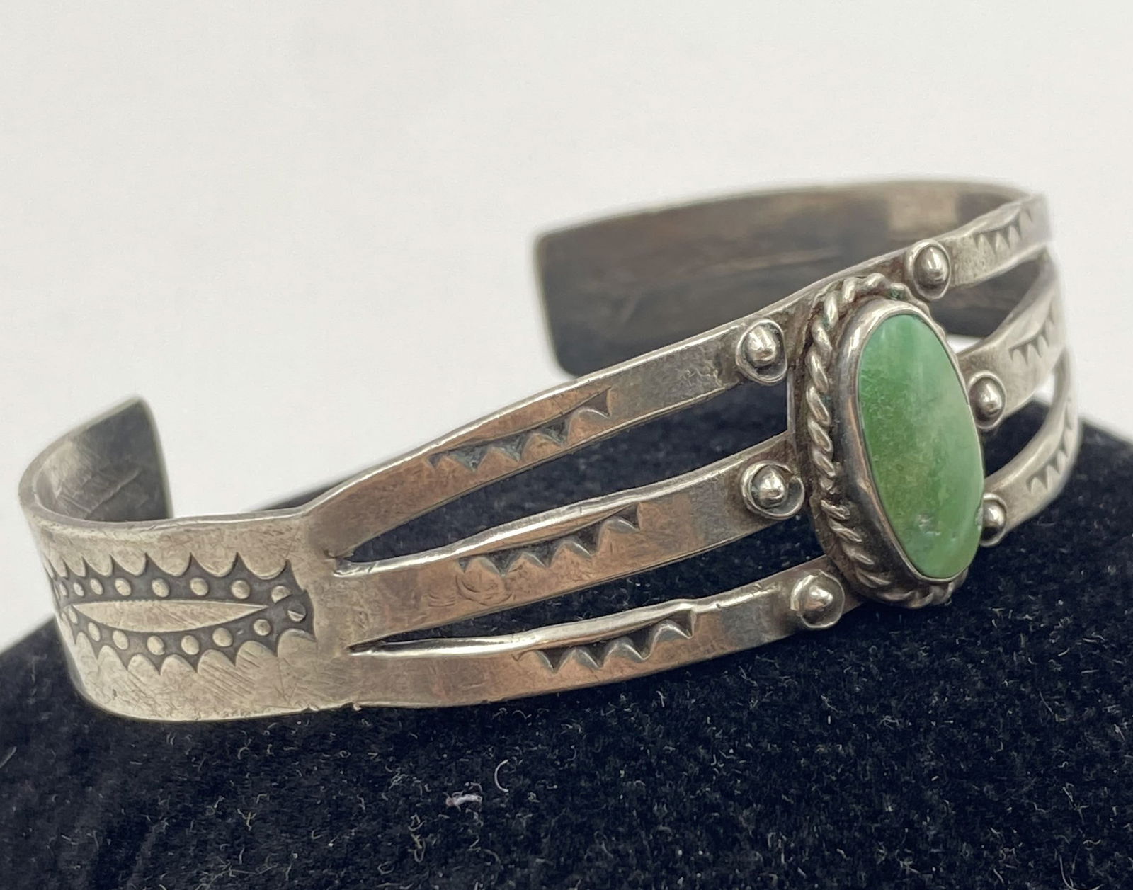 VINTAGE FRED HARVEY STERLING TURQUOISE BRACELET: NATIVE AMERICAN HANDMADE CUFF BRACELET. UNMARKED UNSIGNED. TESTED STERLING SILVER. HEIGHT IS 5/8". GAP IS 1-3/8" AND FITS 6-5/8" WRIST TOTAL. WEIGHS 15.8 GRAMS. USA SHIPPING $5.
