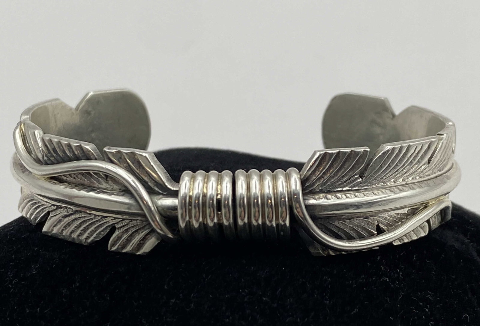 MIKE THOMAS JR STERLING NAVAJO FEATHER BRACELET (1 of 5)