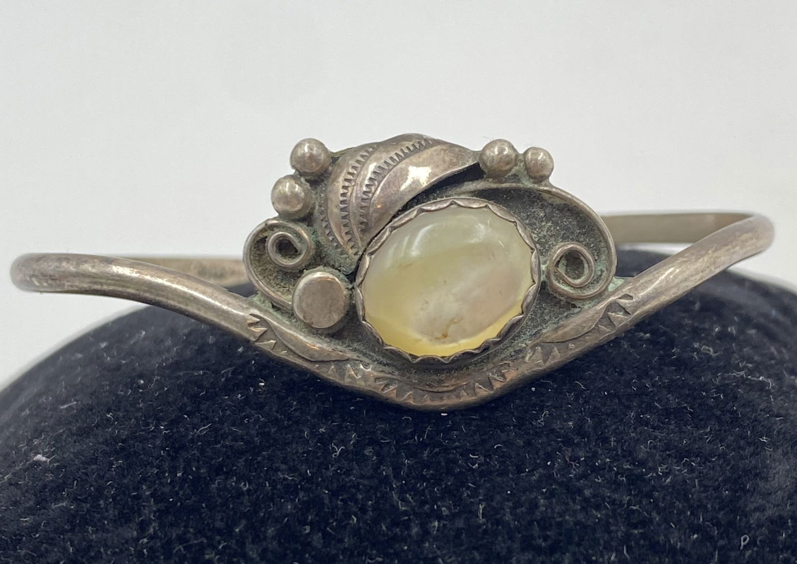 ANNA BEGAY NAVAJO STERLING SHELL PEARL BRACELET: NATIVE AMERICAN HANDMADE MOTHER OF PEARL CUFF BRACELET. SIGNED "AB". TESTED STERLING SILVER. HEIGHT IS 3/4". GAP IS 1-1/2" FLEXIBLE AND FITS 7" WRIST. WEIGHS 8.2 GRAMS. USA SHIPPING $5.