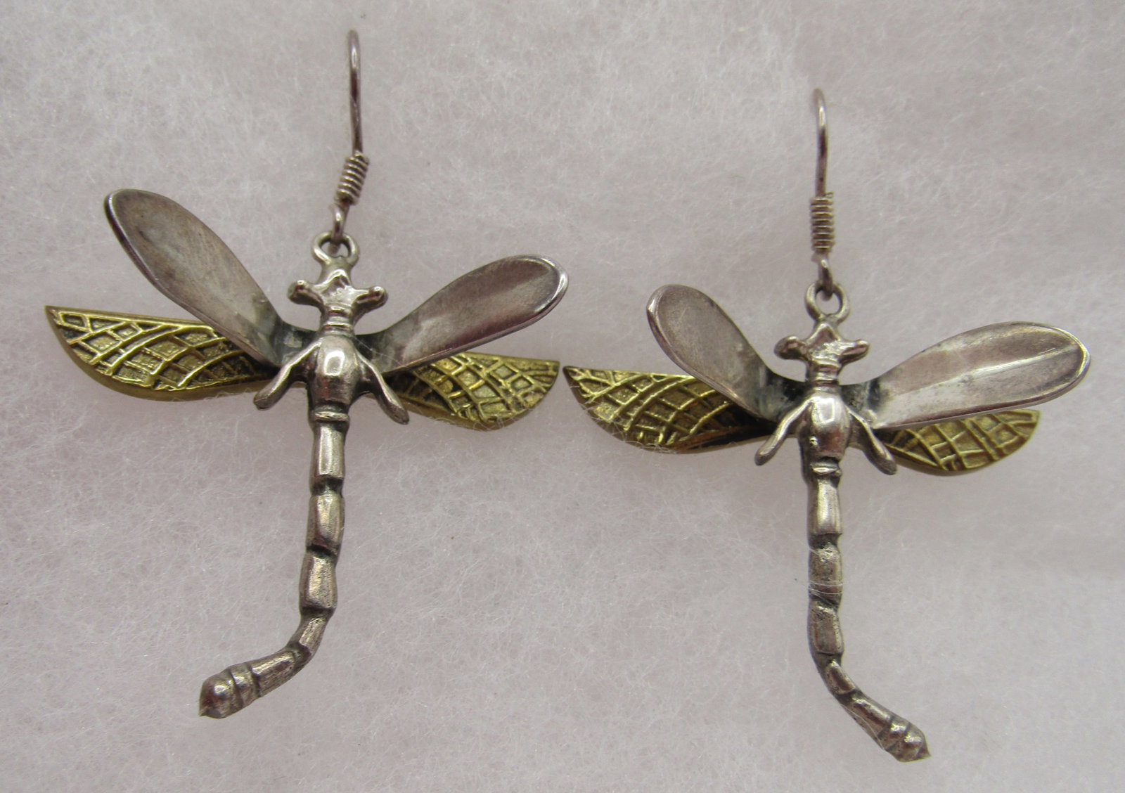 3D DRAGONFLY EARRINGS STERLING SILVER & BRASS: VINTAGE ESTATE 3 DIMENSIONAL DRAGONFLY EARRINGS. MARKED STERLING SILVER WITH 1 LOWER BRASS WING. MEASURE 2 INCHES BY1 1/2 INCHES. WEIGHS 14.5 GRAMS. EXCELLENT USED CONDITION. USA SHIPPING $5.