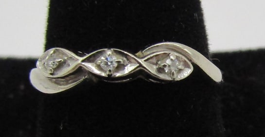 14K WHITE GOLD 3 DIAMOND BAND RING SIZE 6