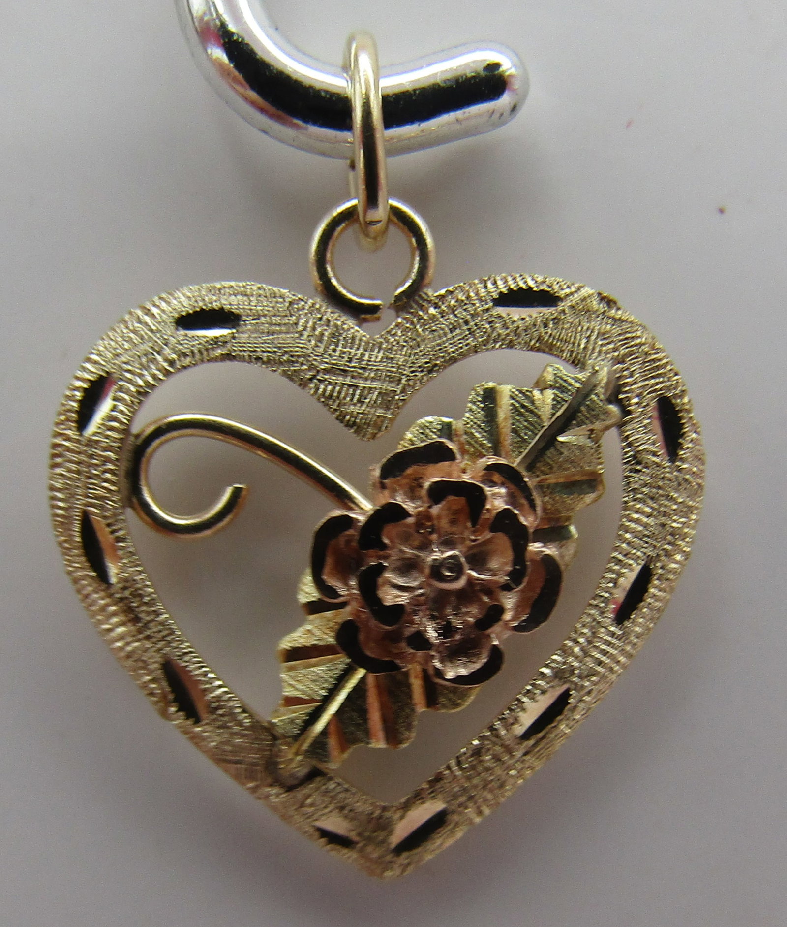 10K ROSE & YELLOW GOLD HEART CHARM PENDANT: GENUINE MARKED "10K" ROSE AND YELLOW GOLD ROSE HEART CHARM. MEASURES .75 INCH LONG. WEIGHS 1.0 GRAMS. EXCELLENT USED CONDITION. USA SHIPPING $5.