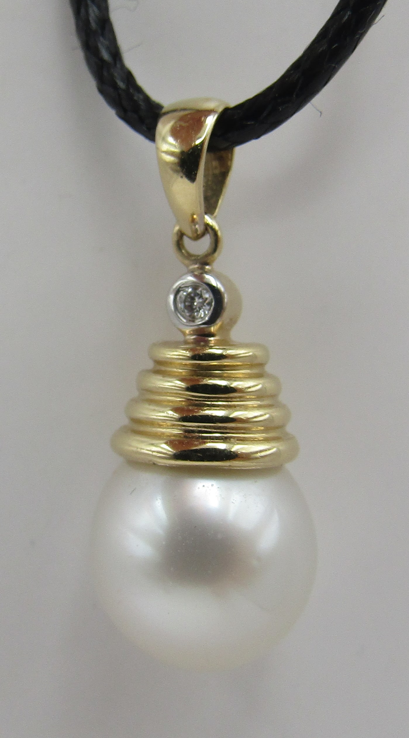 MARKED "M" 11MM PEARL & DIAMOND PENDANT 14K GOLD: GENUINE MARKED "M 14K" 14K GOLD 11MM AKOYA PEARL AND DIAMOND NECKLACE PENDANT. MEASURES 1 INCH LONG. WEIGHS 3.5 GRAMS. EXCELLENT USED CONDITION. USA SHIPPING $5.