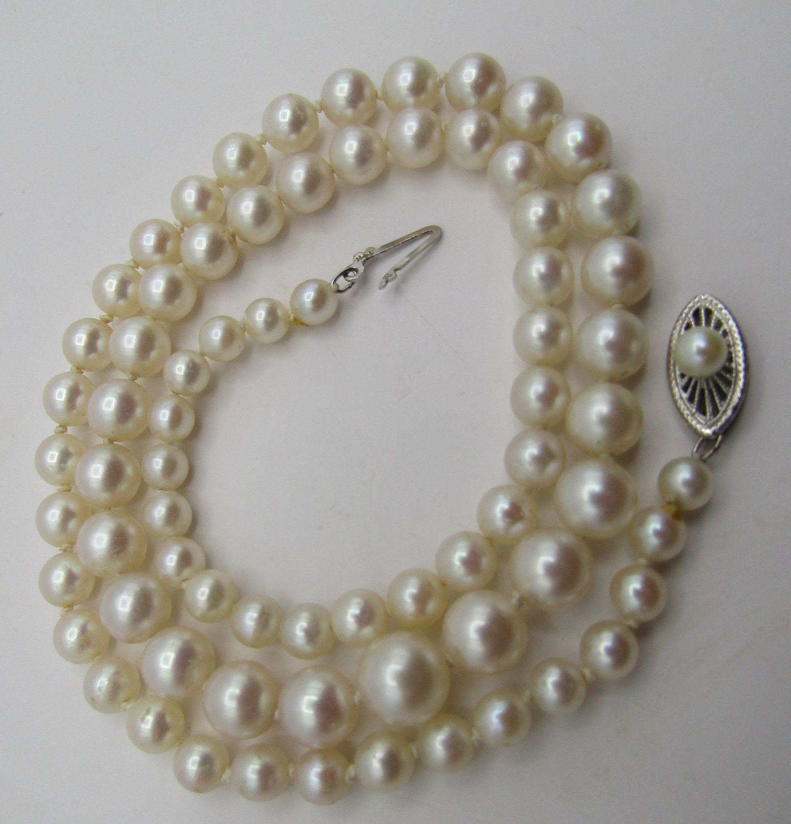 MARKED "M" 14K GOLD 8MM AKOYA PEARL NECKLACE 18": GENUINE MARKED "M 14K" 14K GOLD GRADUATED TO 8MM AKOYA PEARL NECKLACE. MEASURES 18 INCHES LONG. WEIGHS 19.0 GRAMS. EXCELLENT USED CONDITION. USA SHIPPING $5.