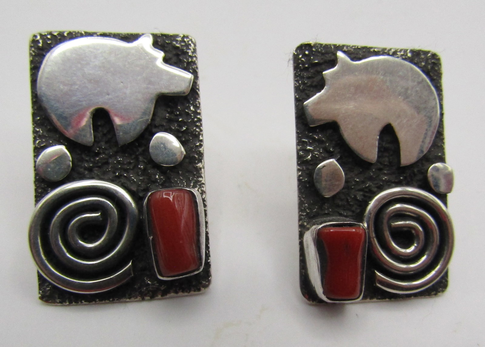 ALEX SANCHEZ CORAL EARRINGS STERLING SILVER: MEDITERRANEAN CORAL EARRINGS ARTIST SIGNED "ALEX SANCHEZ STERLING". NATIVE AMERICAN SOUTHWEST NAVAJO INDIAN JEWELRY. MEASURE 1 INCH LONG BY 5/8" WIDE. WEIGH 10.5 GRAMS. EXCELLENT CONDITION. USA SHIPPI