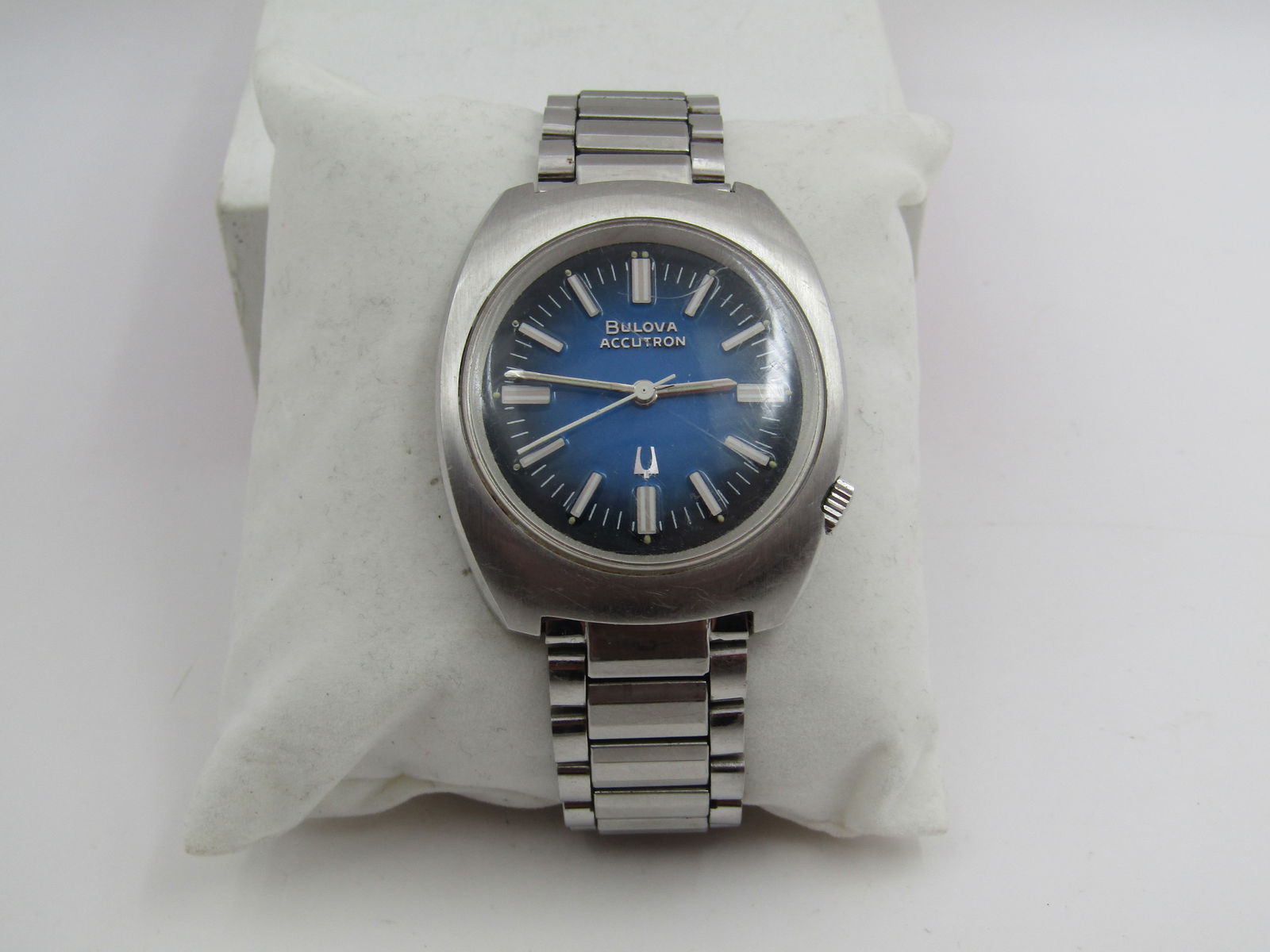 BULOVA ACCUTRON WRISTWATCH.: MANS BULOVA ACCUTRON WATCH FITS 7 1/2 WRIST. GOOD RUNNING CONDITION. NOT SERVICED. USA SHIPPING $5