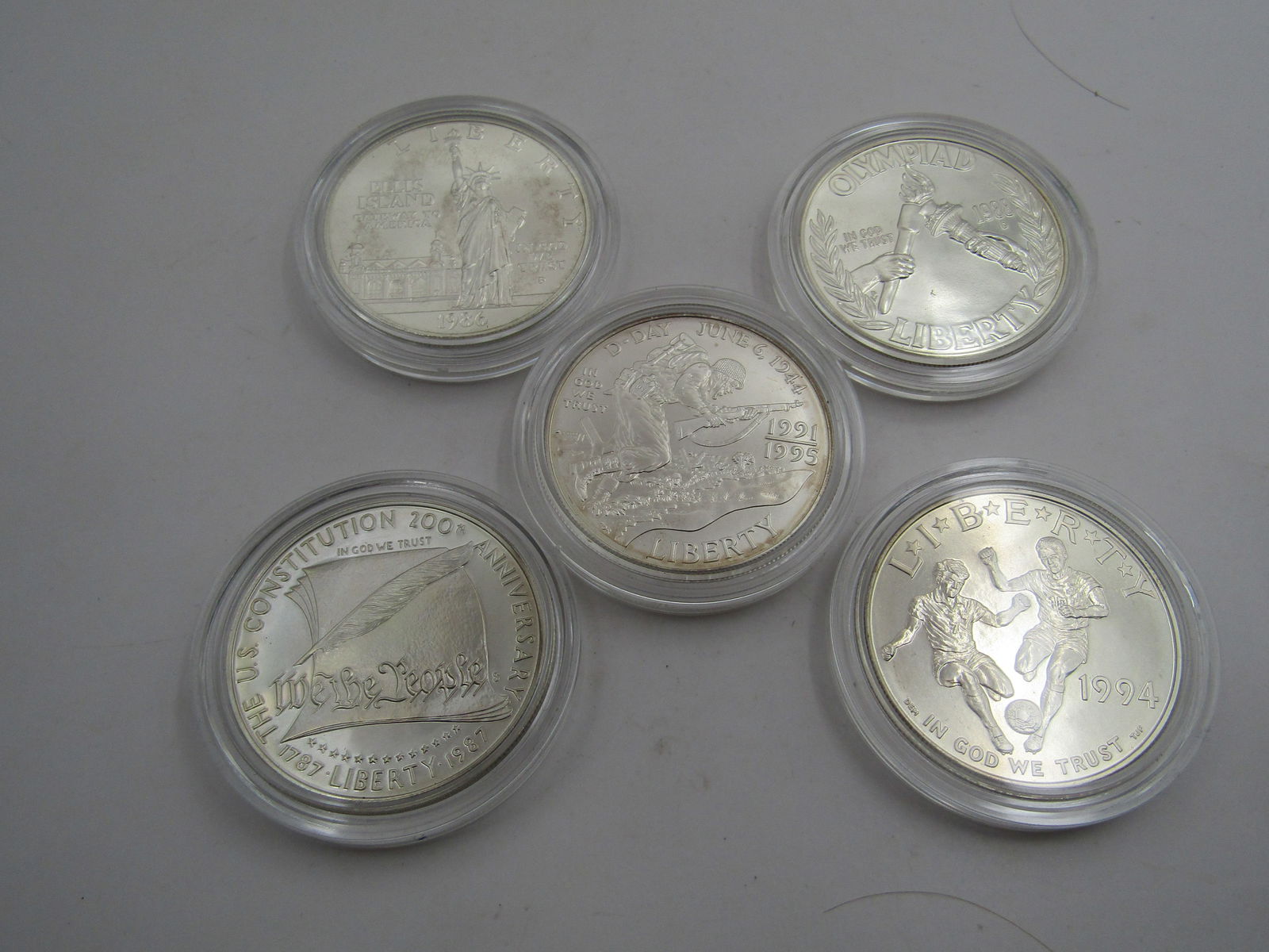 5 USA SILVER DOLLARS UNCIRCULATED (1 of 2)