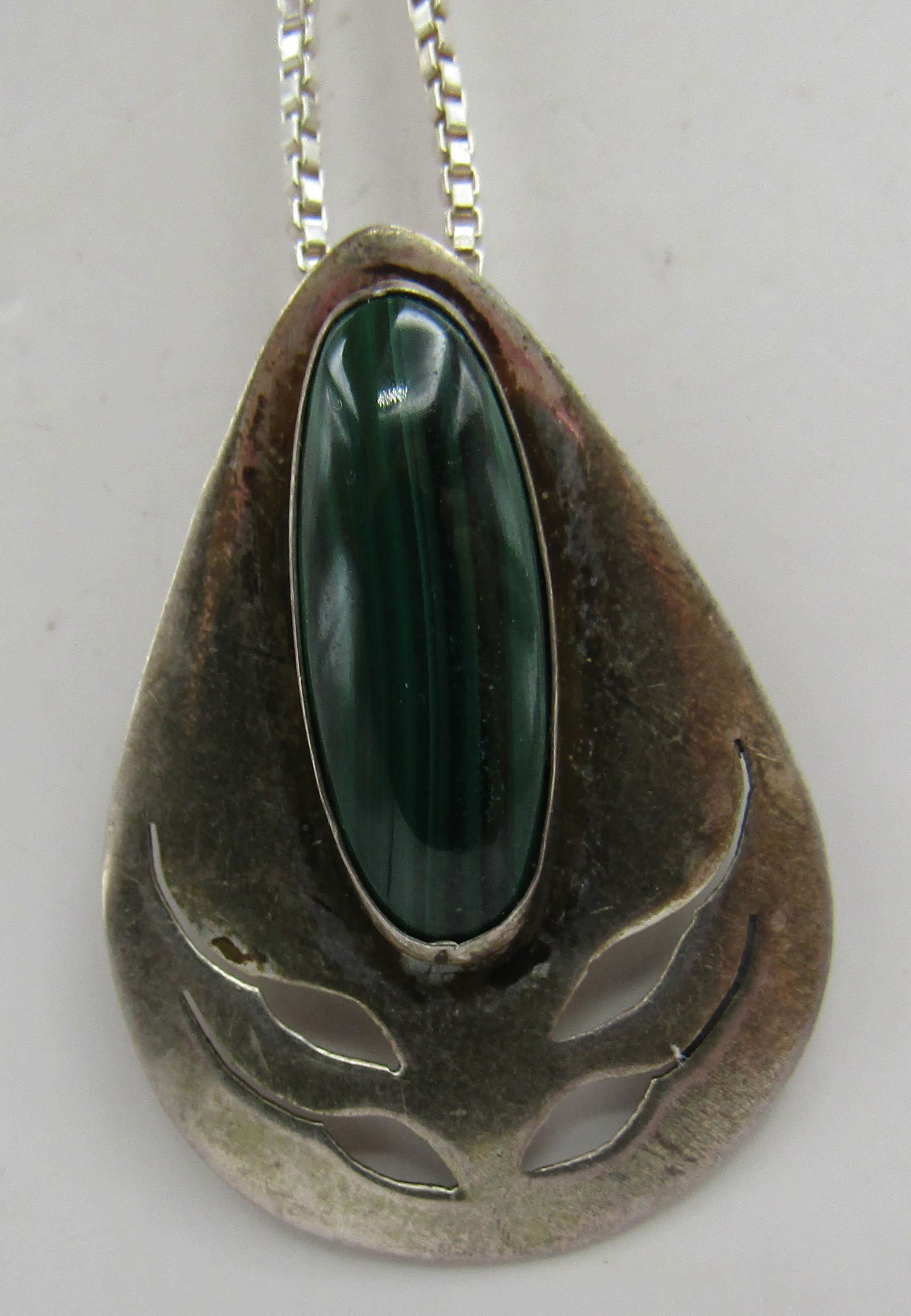 MALACHITE PENDANT NECKLACE STERLING SILVER: VINTAGE ESTATE HANDMADE MALACHITE NECKLACE. 20 INCH LONG BOX LINK CHAIN NECKLACE PLUS A 1.25 INCH BY 1 INCH PENDANT. WEIGHS 8.8 GRAMS, TESTED STERLING SILVER. EXCELLENT USED CONDITION. USA SHIPPING $5