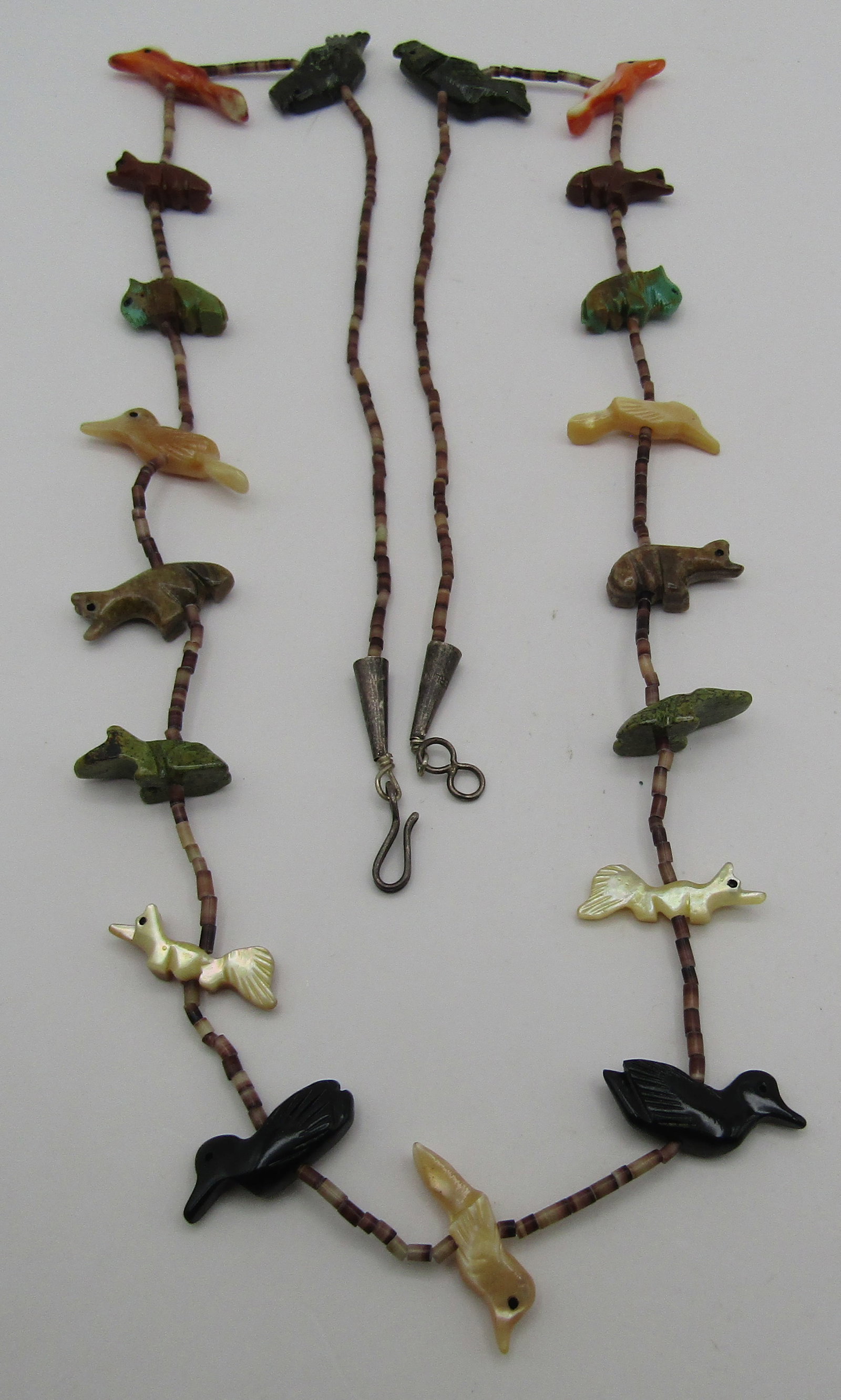 28" FETISH NECKLACE 19 CARVED STONE & HEISHI BEAD: VINTAGE ESTATE 28 INCH LONG 19 ASSORTED ANIMAL FETISHES WITH NATIVE AMERICAN SOUTHWEST NAVAJO / ZUNI INDIAN JEWELRY. WEIGHS 18.6 GRAMS. EXCELLENT USED CONDITION. USA SHIPPING $5