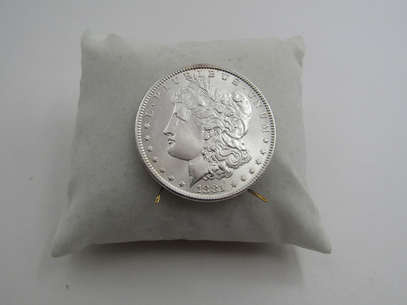 1881 UNCIRCULATED MORGAN SILVER DOLLAR (1 of 2)