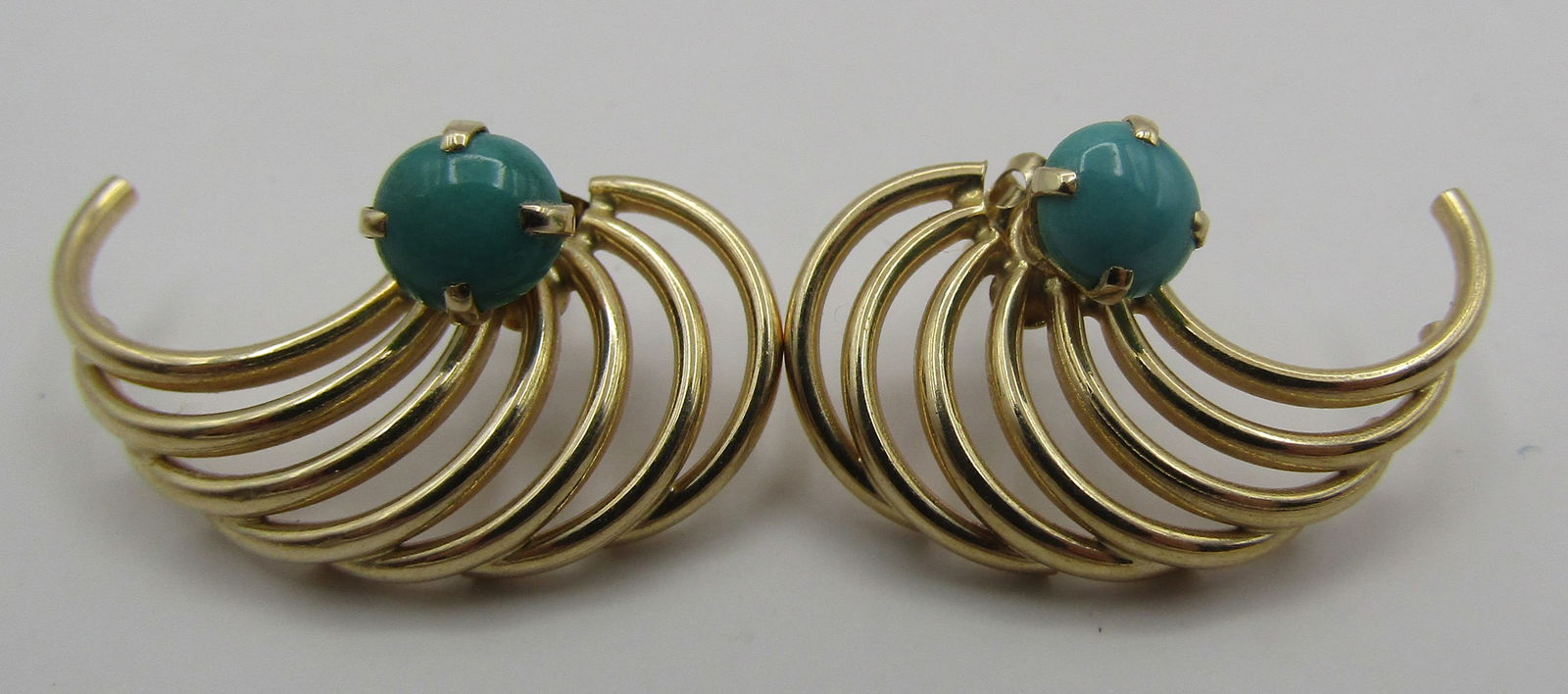 14K GOLD TURQUOISE STUD EARRINGS W 14K ENHANCERS: GENUINE 14K YELLOW GOLD EARRINGS VINTAGE ESTATE MEASURE 1 INCH BY .50 INCH WIDE. WEIGHS 2.0 GRAMS. EXCELLENT USED CONDITION. USA SHIPPING $5