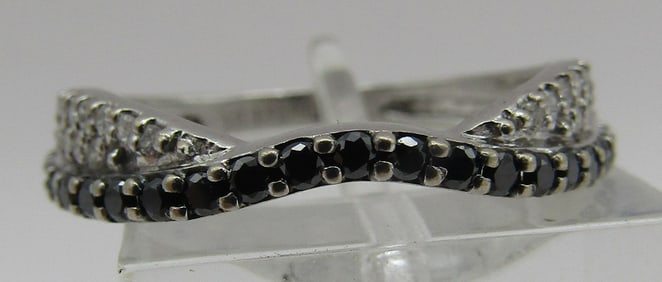 26 WHITE 21 BLACK DIAMOND BAND RING 14K WHITE GOLD