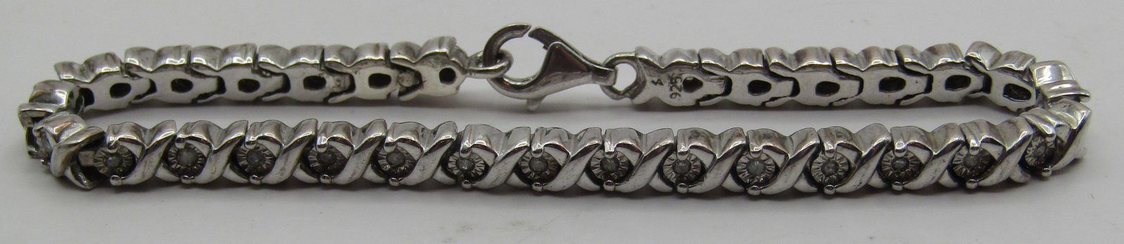 29 DIAMOND TENNIS BRACELET STERLING SILVER: ALL GENUINE 29 ROUND DIAMONDS. MEASURES 6 3/4 INCHES. WEIGHS 15.6 GRAMS STERLING SILVER. EXCELLENT USED CONDITION. USA SHIPPING $5.