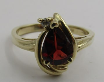 1CT GARNET & 14K GOLD RING 3 GRAMS SIZE 6