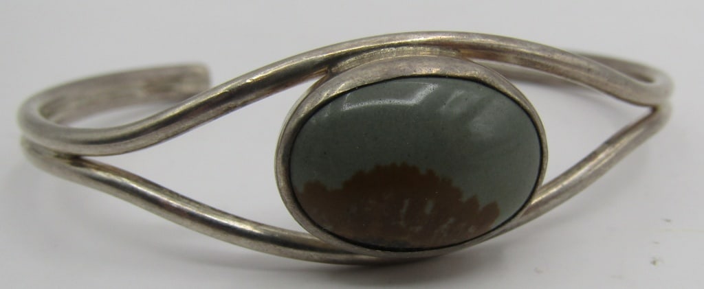 ROYSTON TURQUOISE CUFF BRACELET STERLING SILVER: TESTED STERLING SILVER. TOP MEASURES 3/4 INCH WIDE. WEIGHS 11.9 GRAMS. FITS A 7 INCH WRIST WITH A 32MM GAP. EXCELLENT USED CONDITION. USA SHIPPING $5.