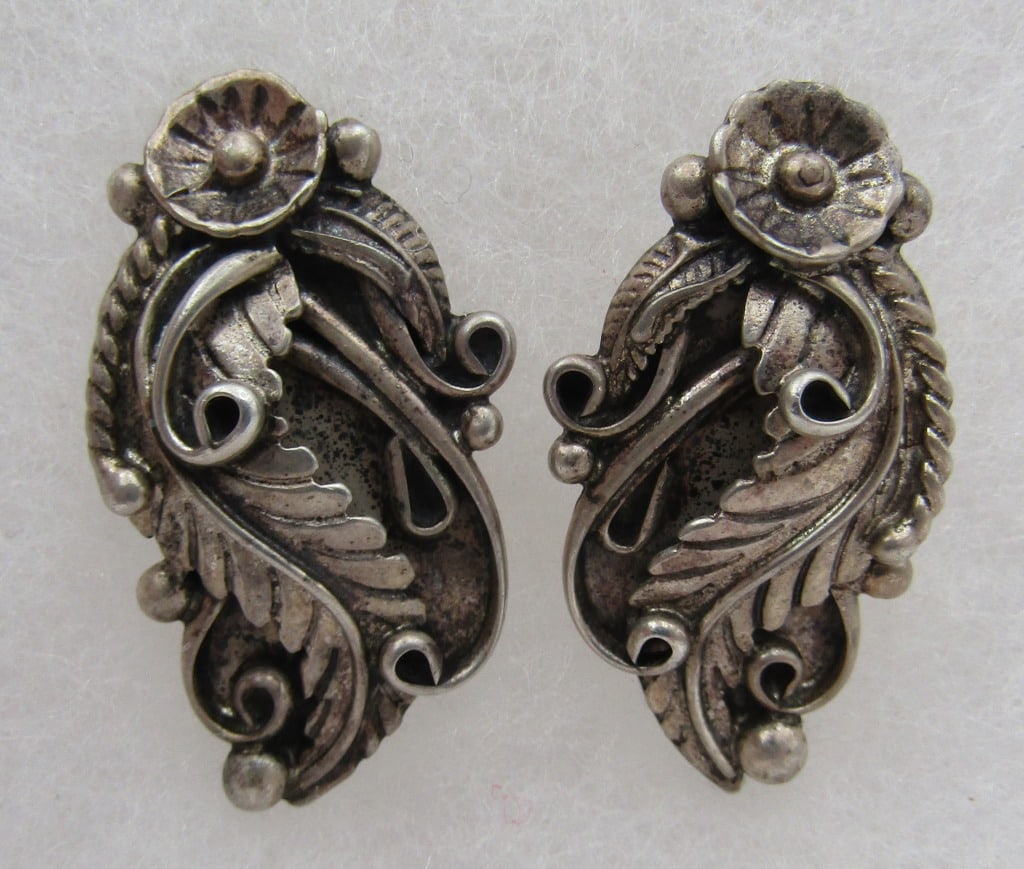 SIGNED "SC" SQUASHBLOSSOM EARRINGS STERLING SILVER: VINTAGE ESTATE EARRINGS, ARTIST HALLMARKED "SC STERLING" TESTED STERLING SILVER. NATIVE AMERICAN SOUTHWEST NAVAJO INDIAN JEWELRY. MEASURES 1 3/8 INCHES. WEIGHS 11.5 GRAMS. EXCELLENT USED CONDITION. US