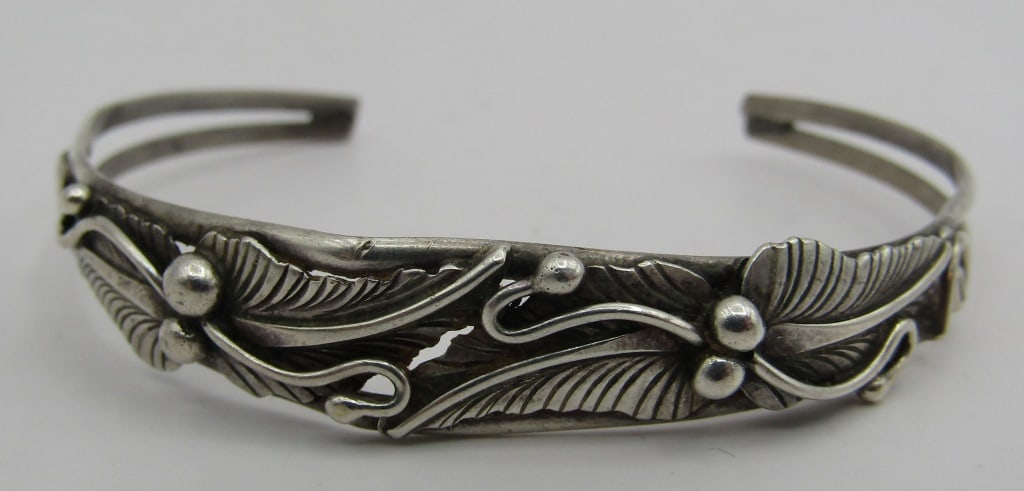 NAVAJO BLOSSOM CUFF BRACELET STERLING SILVER: VINTAGE ESTATE TESTED STERLING SILVER. NATIVE AMERICAN SOUTHWEST NAVAJO INDIAN JEWELRY. FITS A 7 INCH WRIST, WITH A 34 MM GAP. WEIGHS 7.5 GRAMS. EXCELLENT USED CONDITION. USA SHIPPING $5.