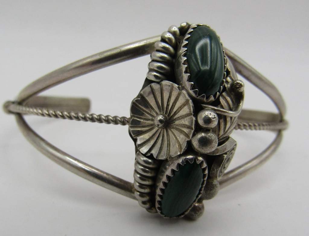 1970 MALACHITE CUFF BRACELET STERLING SILVER: VINTAGE ESTATE MARKED "STERLING" NATIVE AMERICAN SOUTHWEST NAVAJO INDIAN JEWELRY. TOP MEASURES 25MM WIDE. WEIGHS 15.2 GRAMS. FITS A 7 INCH WRIST WITH A 30MM GAP. EXCELLENT USED CONDITION. USA SHIPPING