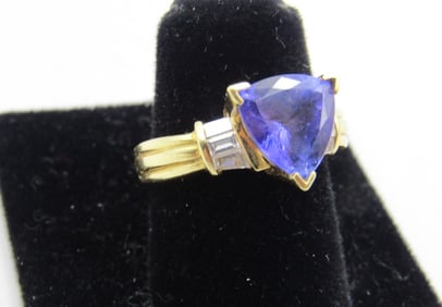 DE HAGO 1.5CT TRILLION TANZANITE RING 18K GOLD