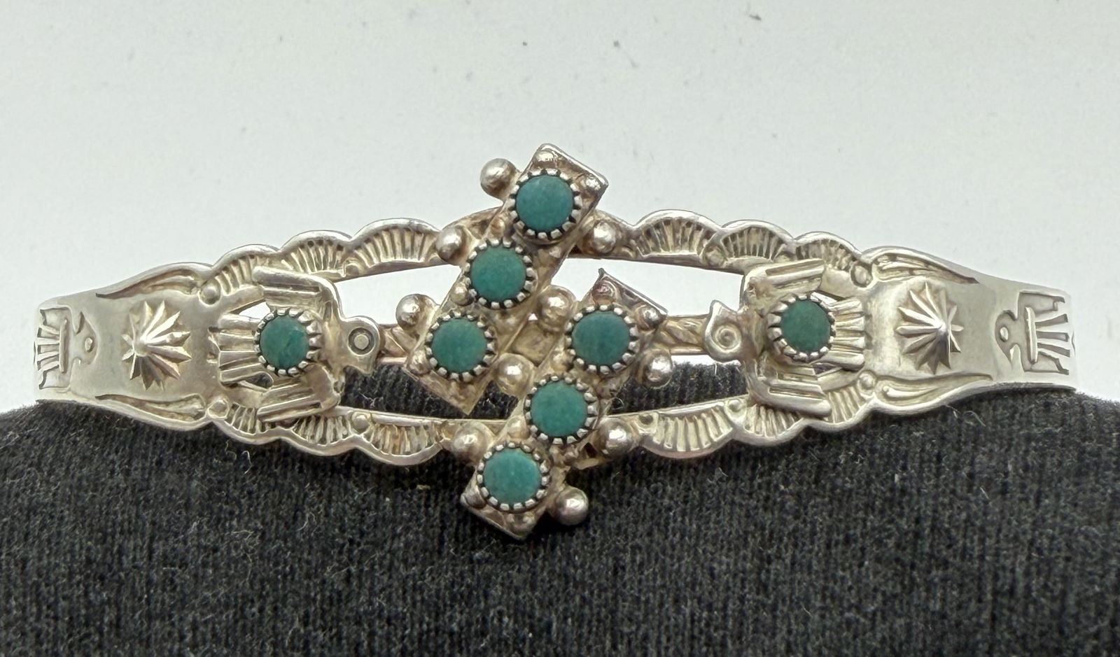FRED HARVEY ERA TURQUOISE CUFF BRACELET STERLING: VINTAGE ESTATE MARKED "STERLING". NATIVE AMERICAN SOUTHWEST ZUNI / NAVAJO INDIAN JEWELRY. MEASURES 3/4 INCH, WIDE. WEIGHS 11.9 GRAMS. FITS A 7.5 INCH WRIST WITH A 41MM GAP. EXCELLENT USED CONDITION. W