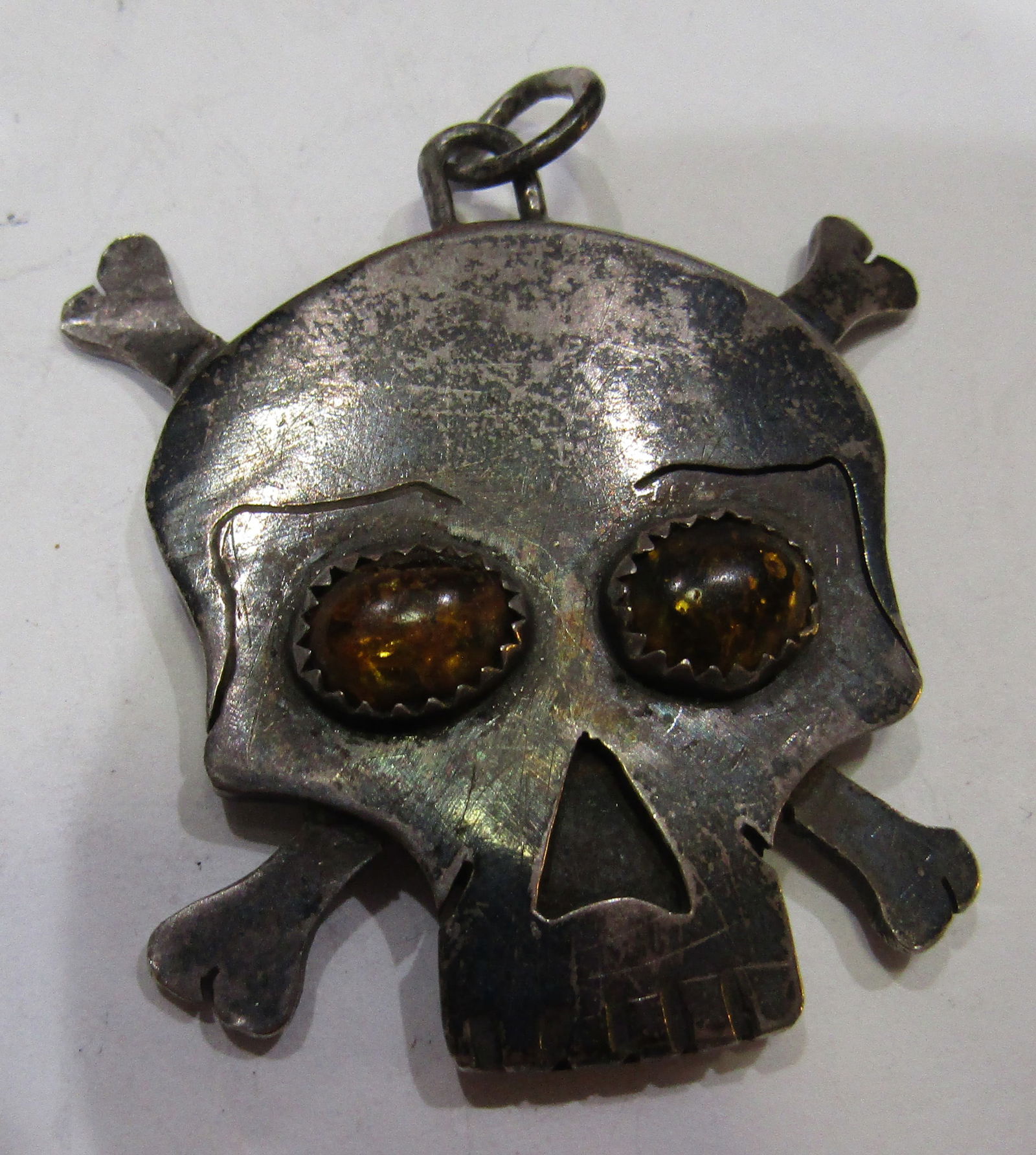 VALDEZ AMBER SKULL & CROSS BONES STERLING PENDANT: ARTIST SIGNED "VALDEZ STERLING" SILVER. NATIVE AMERICAN SOUTHWEST NAVAJO INDIAN JEWELRY. NECKLACE PENDANT MEASURES 2 INCHES BY 1 5/8", WEIGHS 18.2 GRAMS. EXCELLENT USED CONDITION. WITH IMPERIAL AUCTIO