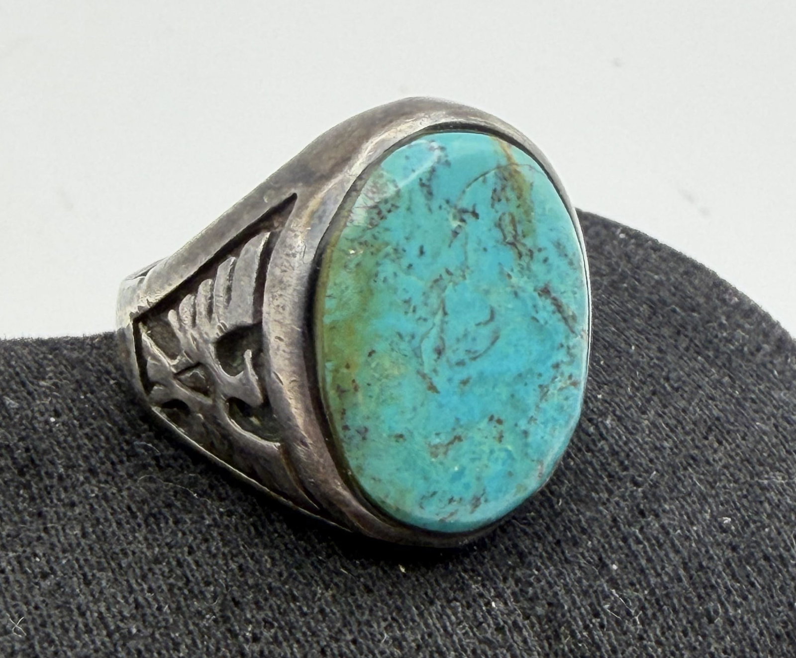 STERLING TURQUOISE THUNDERBIRD RING SIZE 8.5: WEIGHS 11.7 GRAMS. FACE OF RING IS 0.75". UNMARKED UNSIGNED TESTED STERLING SILVER. RING SIZE 8.5. WITH IMPERIAL AUCTION THE COST FOR PACKING AND SHIPPING VIA USPS IN THE USA IS $5.