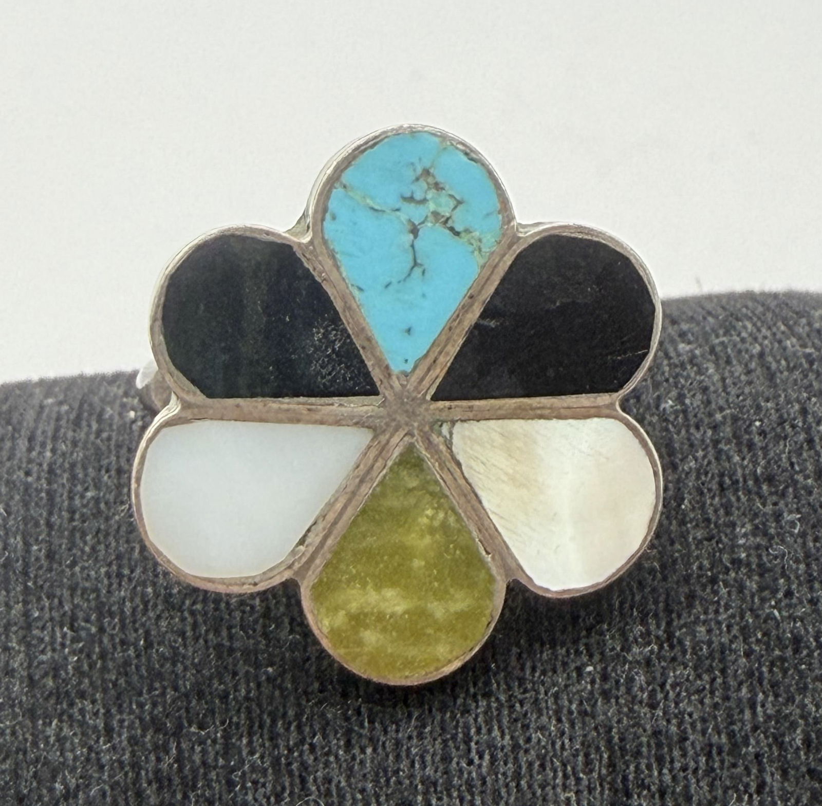STERLING ZUNI INLAID TURQUOISE ONYX SHELL RING: VINTAGE HANDMADE NATIVE AMERICAN RING. MATCHES ELLA GIA 'S STYLE BUT IS UNMARKED UNSIGNED TESTED STERLING SILVER WITH TURQUOISE GREEN ONYX BLACK ONYX MOTHER OF PEARL STONES. WEIGHS 4.1 GRAMS. FACE IS