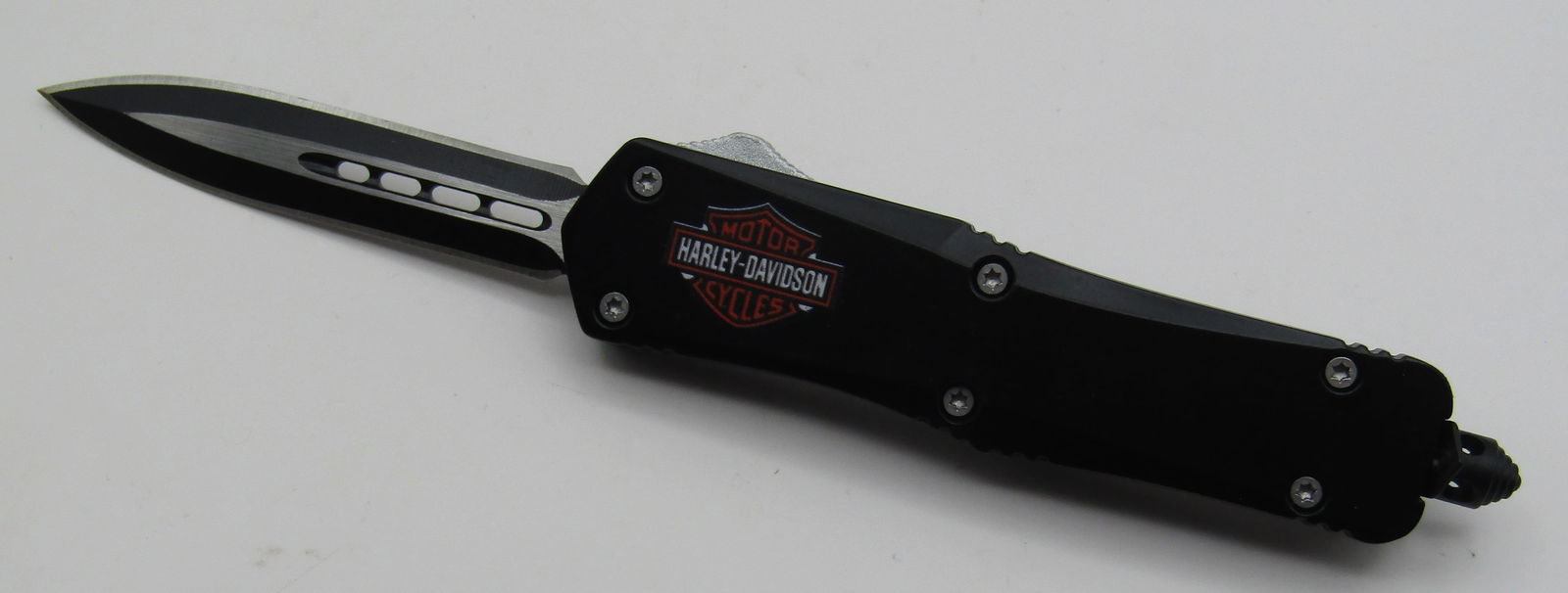HARLEY DAVIDSON SWITHBLADE KNIFE OTF: PUSH BUTTON OUT THE FRONT SWITCHBLADE KNIFE. 7 INCH WITH 2 1/2 INCH BLADE. WITH IMPERIAL AUCTION THE COST FOR PACKING AND SHIPPING VIA USPS IN THE USA IS $5.